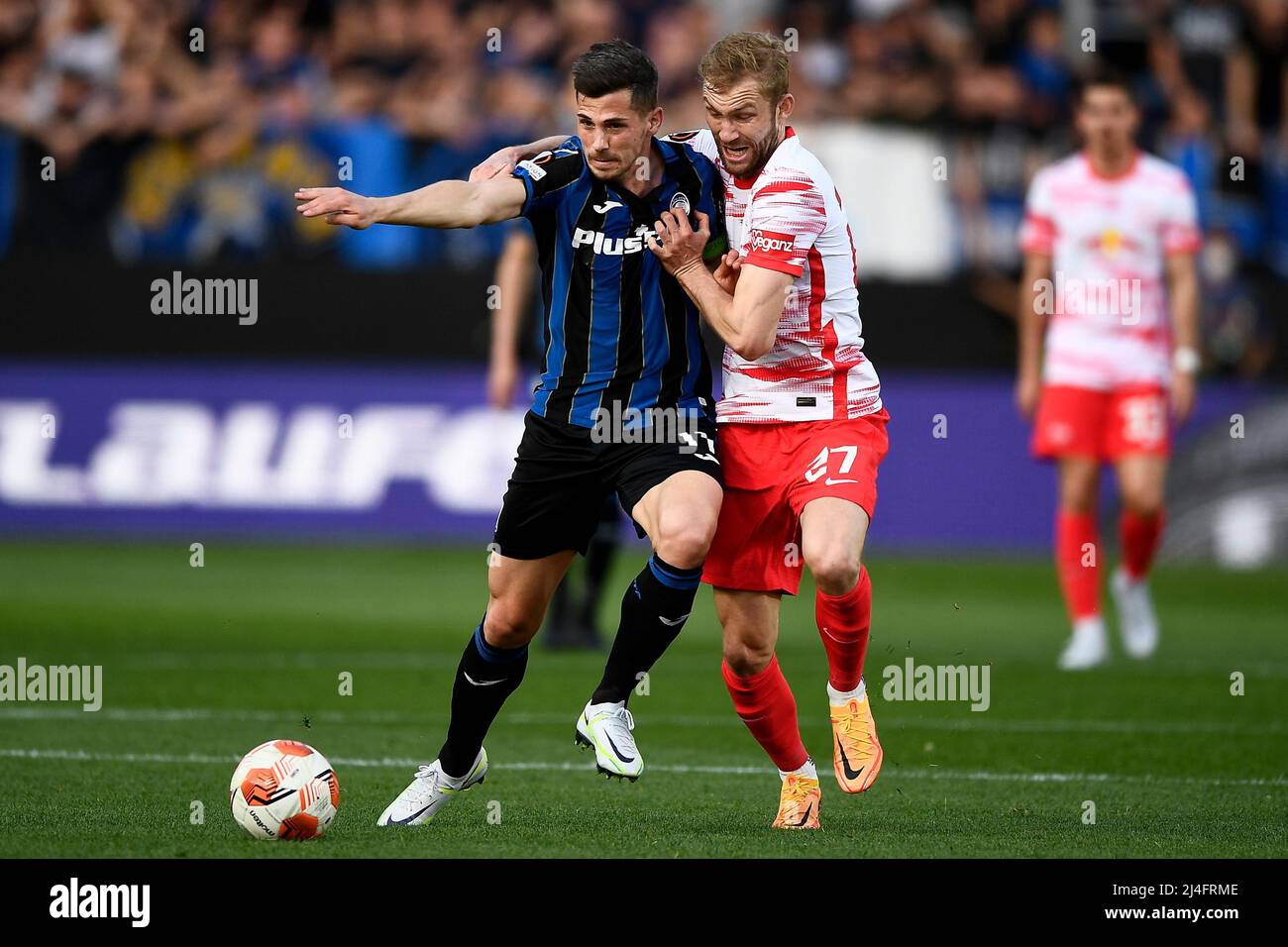 Bergamo, Italia. 14 aprile 2022. Remo Freuler di Atalanta BC compete per la palla con Konrad Laimer di RB Leipzig durante la finale del quarto di campionato UEFA Europa di seconda gamba di calcio tra Atalanta BC e RB Leipzig. Credit: Nicolò campo/Alamy Live News Foto Stock