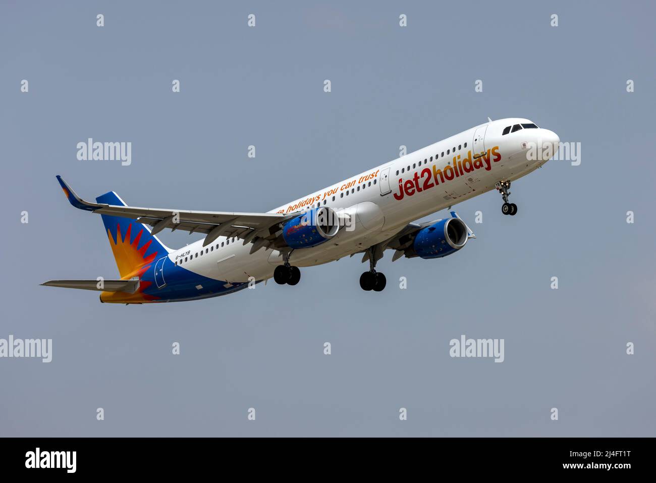 Jet2 Vacanze Airbus A321-211 (REG: G-HLYB) uscita dalla pista 13 Foto Stock