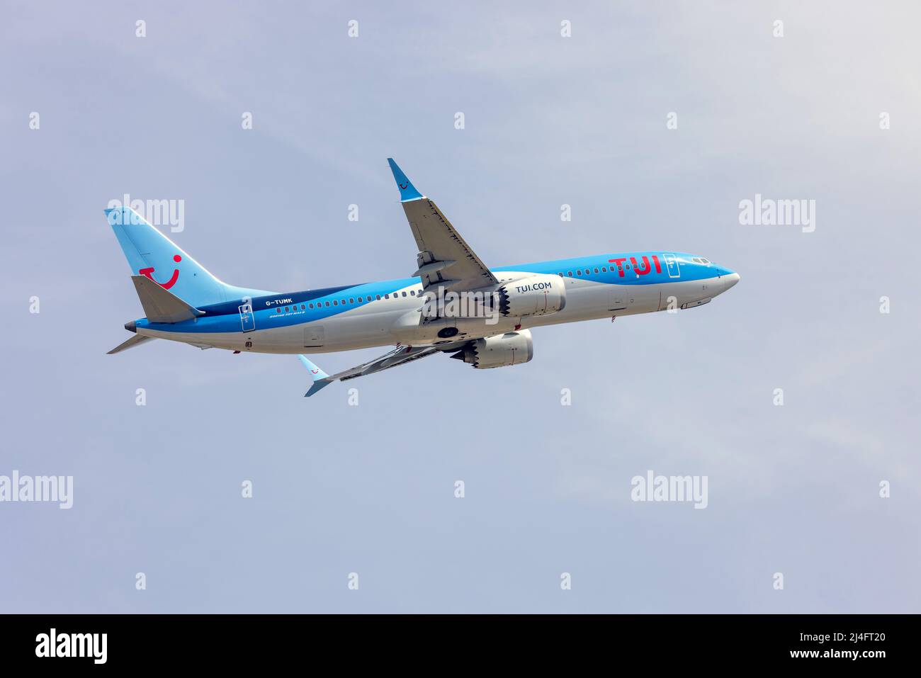 TUI Boeing 737-8 MAX (REG: G-TUMK) con partenza dalla pista 13 per tornare a Manchester, Regno Unito. Foto Stock