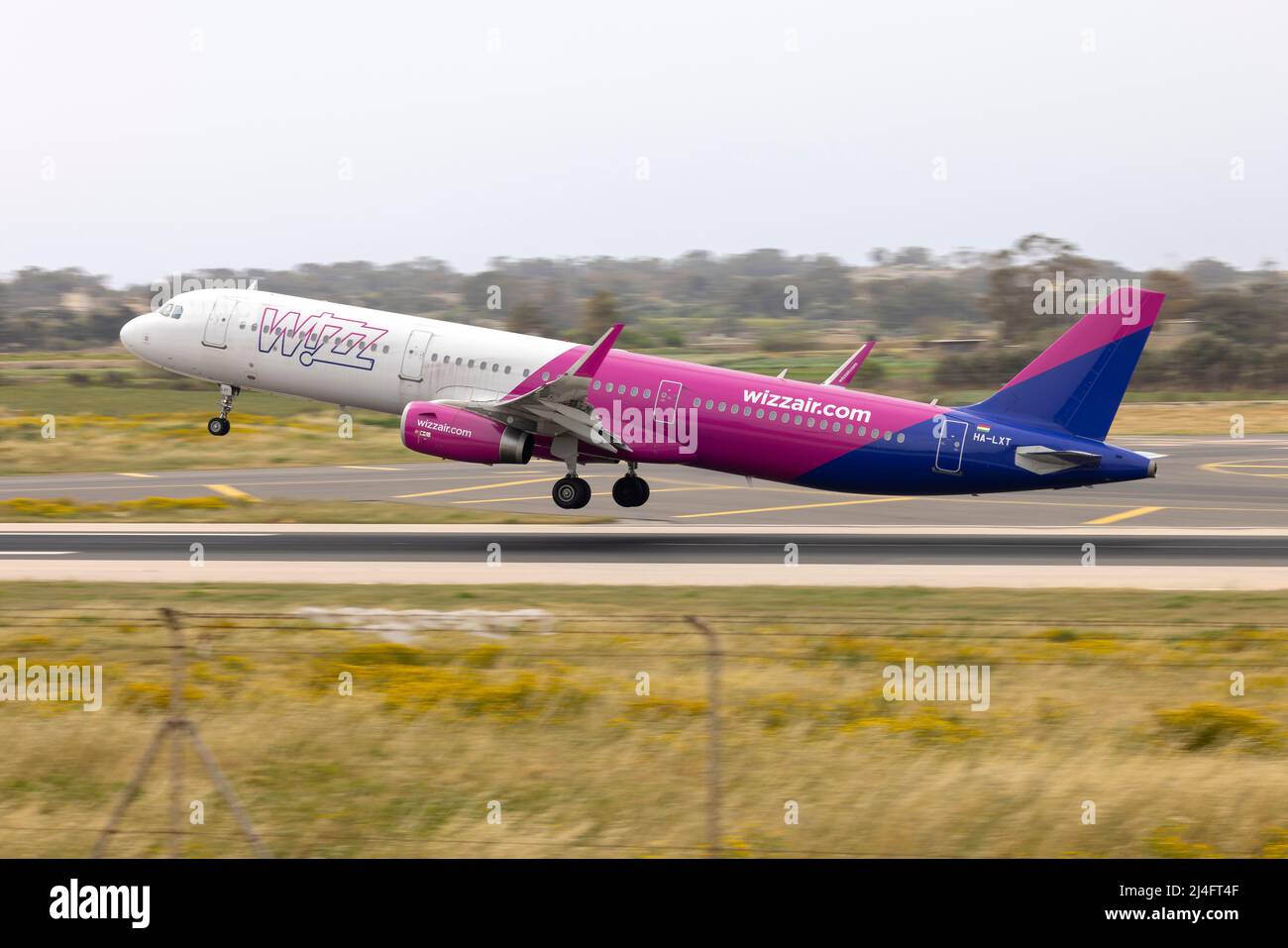 Wizz Air Airbus A321-231 (REG: HA-LXT) partenza dalla pista 13, destinazione: Varsavia, Polonia. Foto Stock