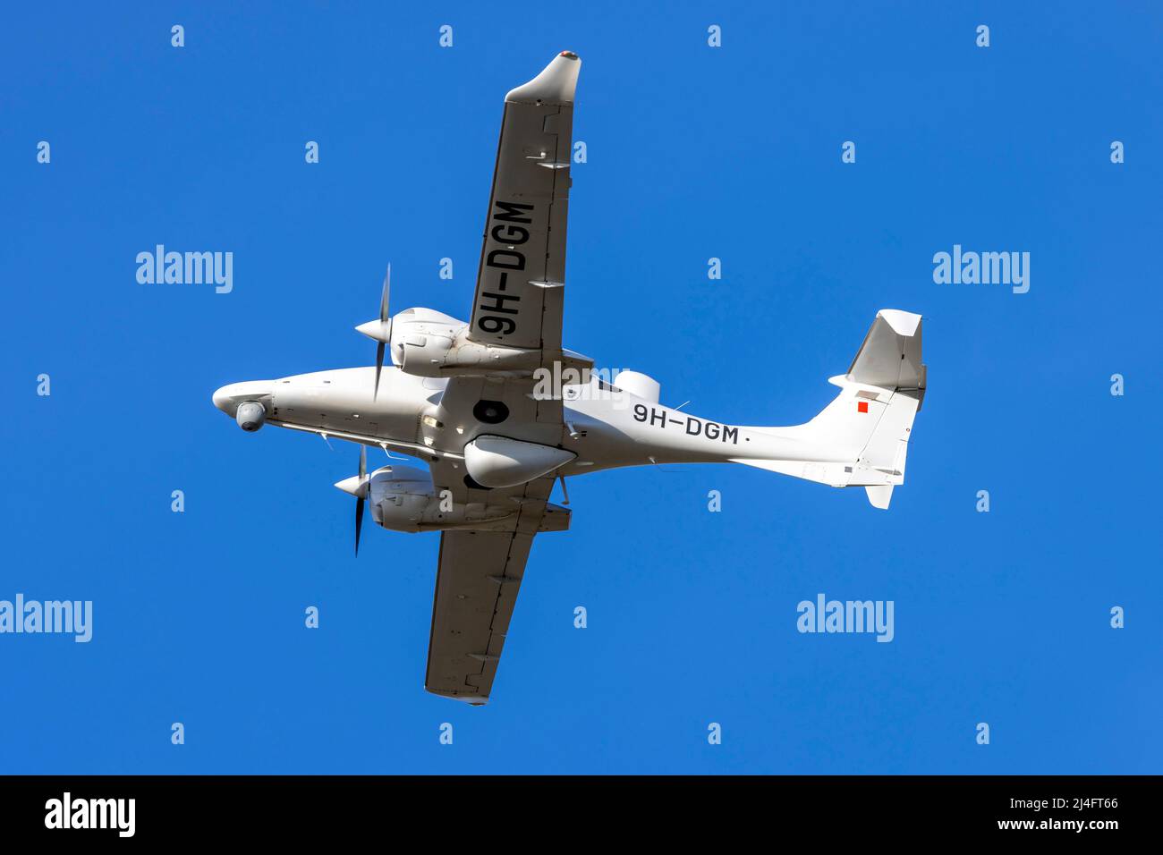 Dea Aviation Limited Diamante da-62MPP (REG: 9h-DGM) che esce dalla pista 13. Foto Stock