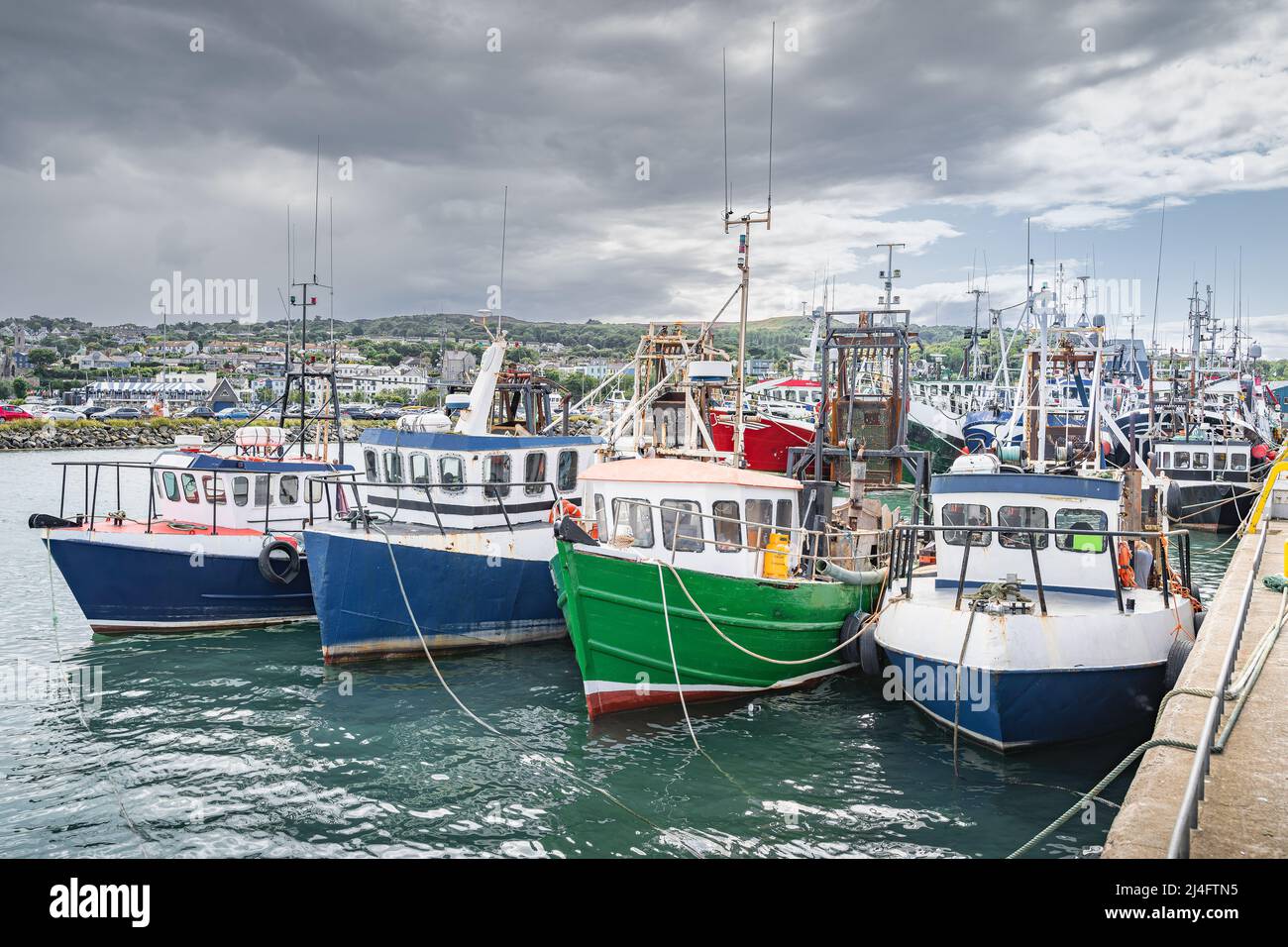 Quattro piccole barche da pesca ormeggiate nel porto di Howth. Attrezzatura per la pesca del phishing e della molluschicoltura su imbarcazioni da pesca, Dublino, Irlanda Foto Stock