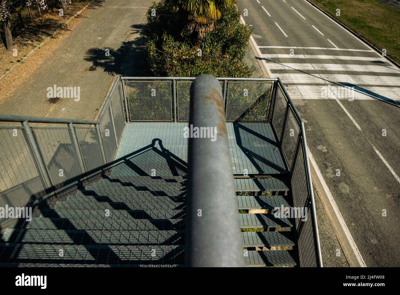 architettura: scala in acciaio di un passaggio pedonale, struttura in acciaio inox, scala a doppio volo ignifuga. Foto Stock architettura: scala in acciaio di un passaggio pedonale, struttura in acciaio inox, scala a doppio volo ignifuga. Foto Stock
