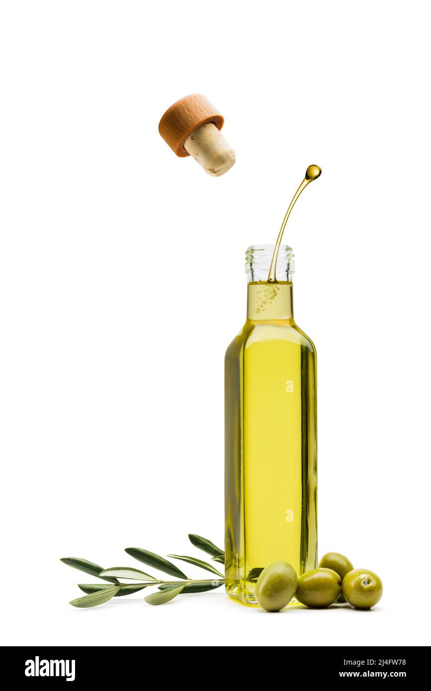 bottiglia d'olio d'oliva con olive verdi su sfondo bianco Foto Stock