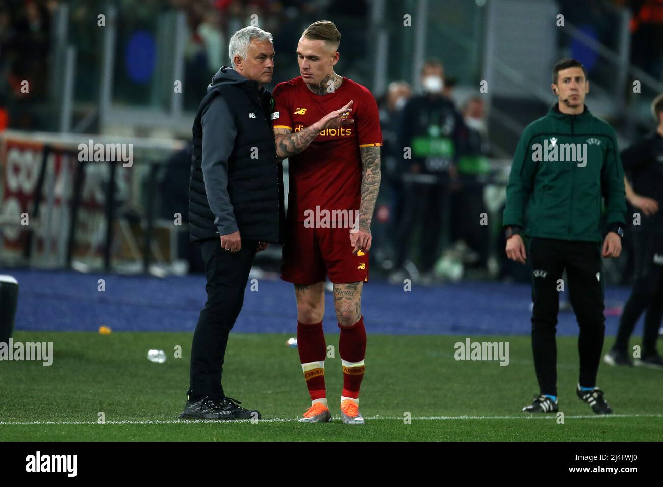 Roma, Italia. 14th Apr 2022. Jose Mourinho (Roma) parla con Nicola Zalewski durante la partita della UEFA Conference League Quarter Final LEG 2 tra AS Roma e FK Bodo Glimt allo Stadio Olimpico il 14 2022 aprile a Roma, Italia. (Credit Image: © Giuseppe fama/Pacific Press via ZUMA Press Wire) Foto Stock