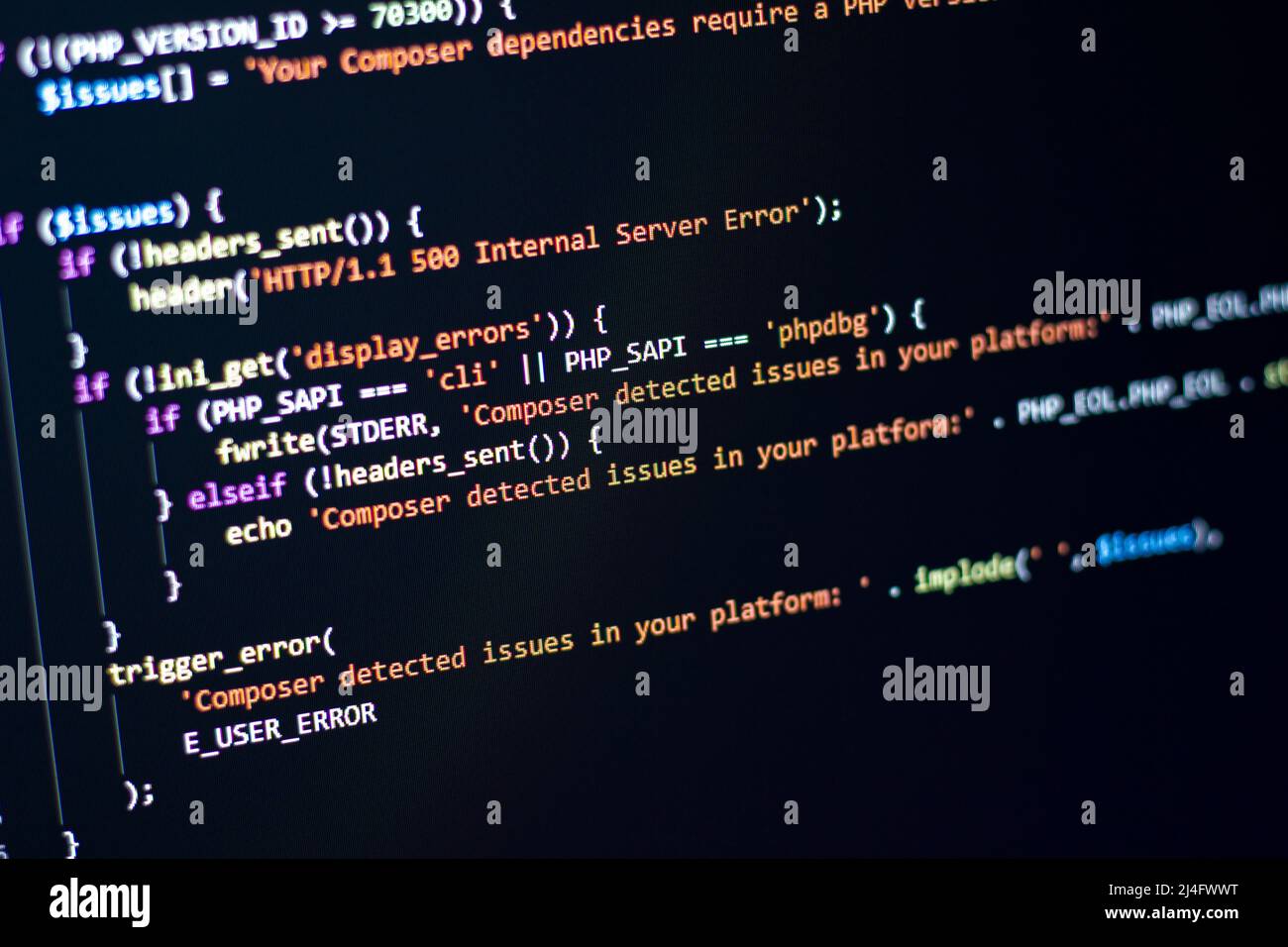 Lo sviluppatore del software esegue la codifica PHP. Il programmatore sta eseguendo la codifica del backend Web. Con messa a fuoco selettiva Foto Stock