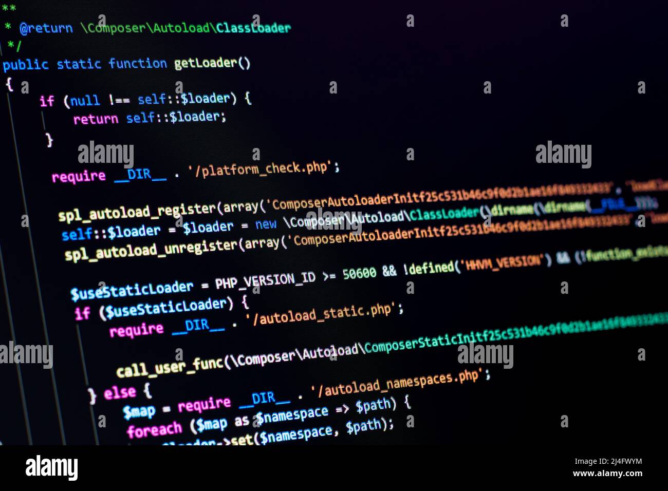 Lo sviluppatore del software esegue la codifica PHP. Il programmatore sta eseguendo la codifica del backend Web. Con messa a fuoco selettiva Foto Stock