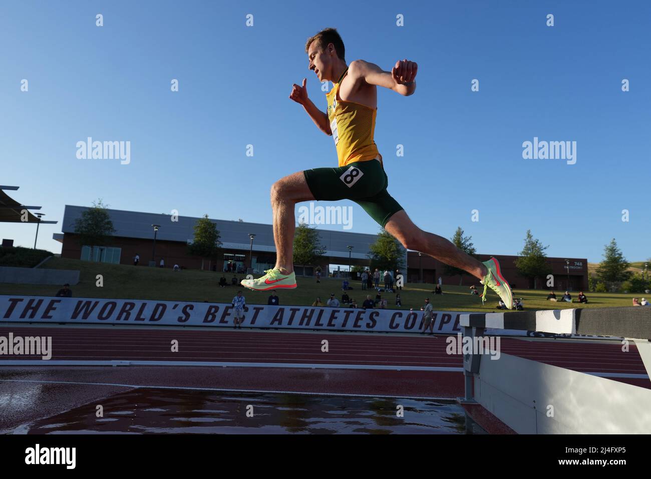 Payton Smith del North Dakota corre oltre il salto d'acqua nella steeplechase durante il 62nd Mt. San Antonio College Relays, giovedì 24 aprile 2022, a Walnut, California Foto Stock