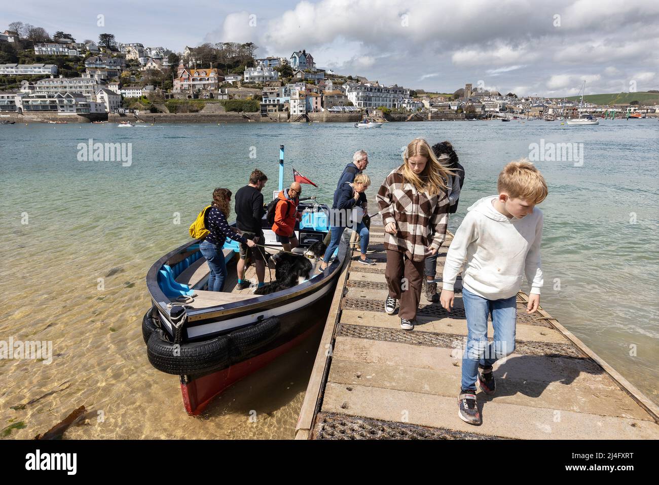 Il traghetto porta i turisti attraverso il porto di Salcombe da Salcombe a East Portlemouth, durante la stagione delle vacanze Foto Stock