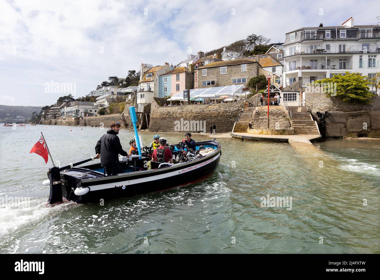 Il traghetto porta i turisti attraverso il porto di Salcombe da East Portlemouth a Salcombe durante le affollate vacanze Foto Stock