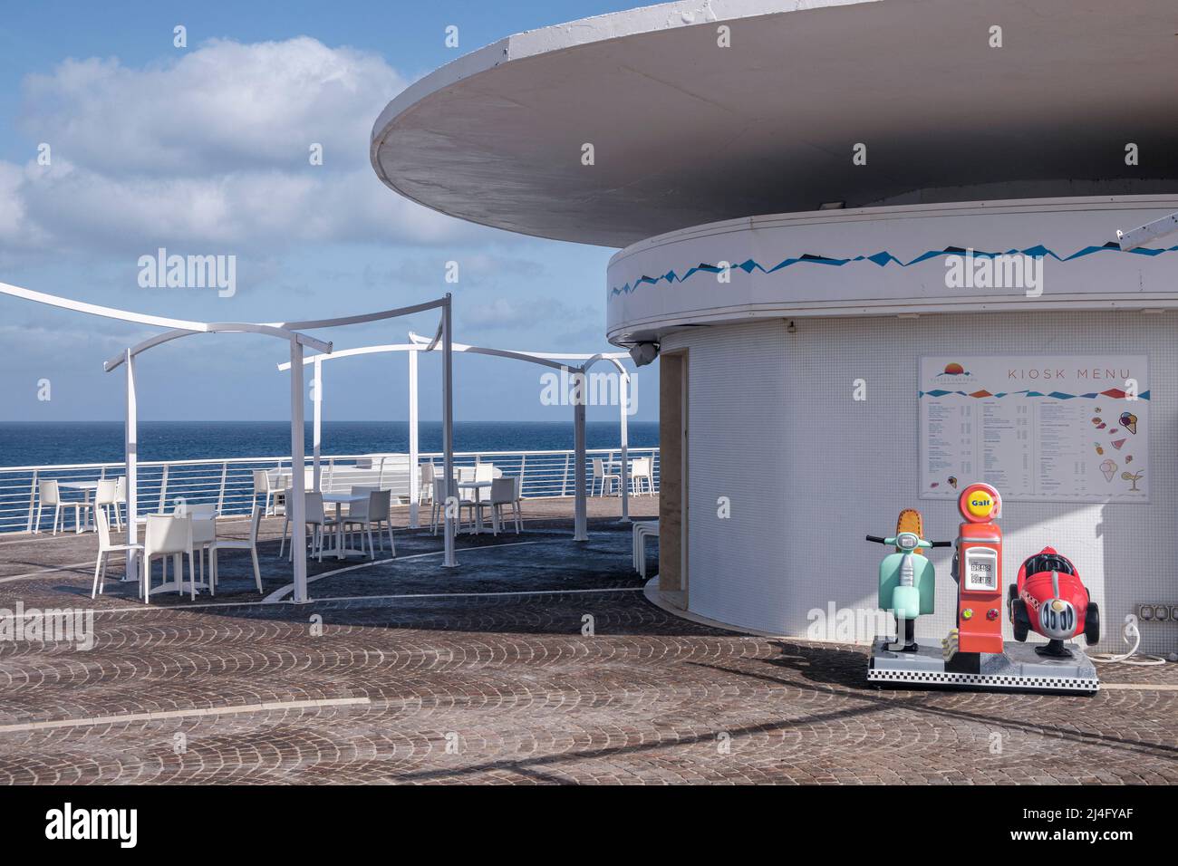Un chiosco sul mare in inverno a Qawra, Malta Foto Stock