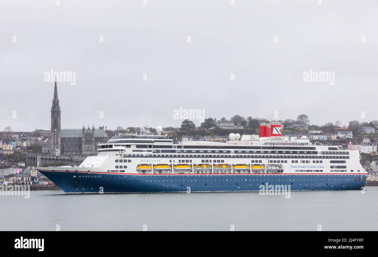 Cobh, Cork, Irlanda. 15th aprile 2022. Le navi da crociera sono ritornate al Porto di Cork per la prima volta in oltre due anni con l'arrivo del Borealis di linea, visto qui che fuma al suo ormeggio a Cobh, Co. Cork, Irlanda. - Credit; David Creedon / Alamy Live News Foto Stock