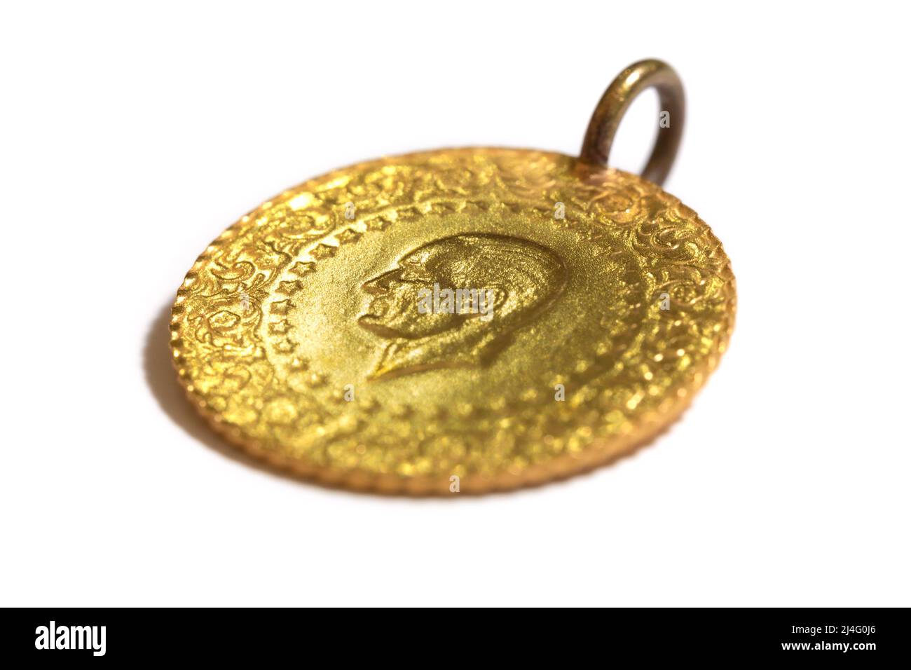 Tradizionale moneta d'oro turca su sfondo bianco isolato. Atatürk rilievo nel fuoco selettivo.è conosciuto come 'Ceyrek Altın' (quarto d'oro) in turco. Foto Stock
