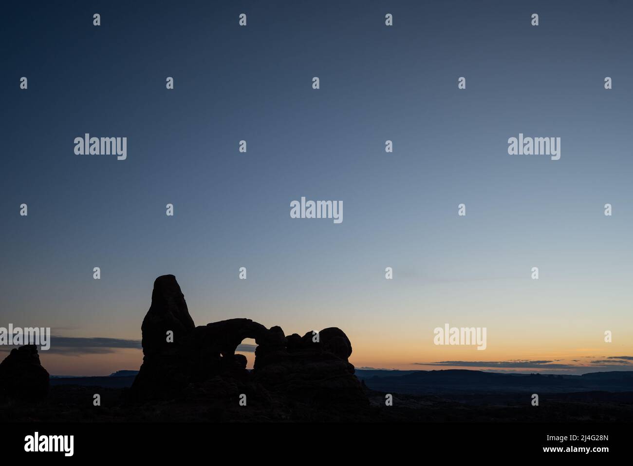 Arco della torretta a Dusk in una notte chiara nel Parco Nazionale di Arches Foto Stock