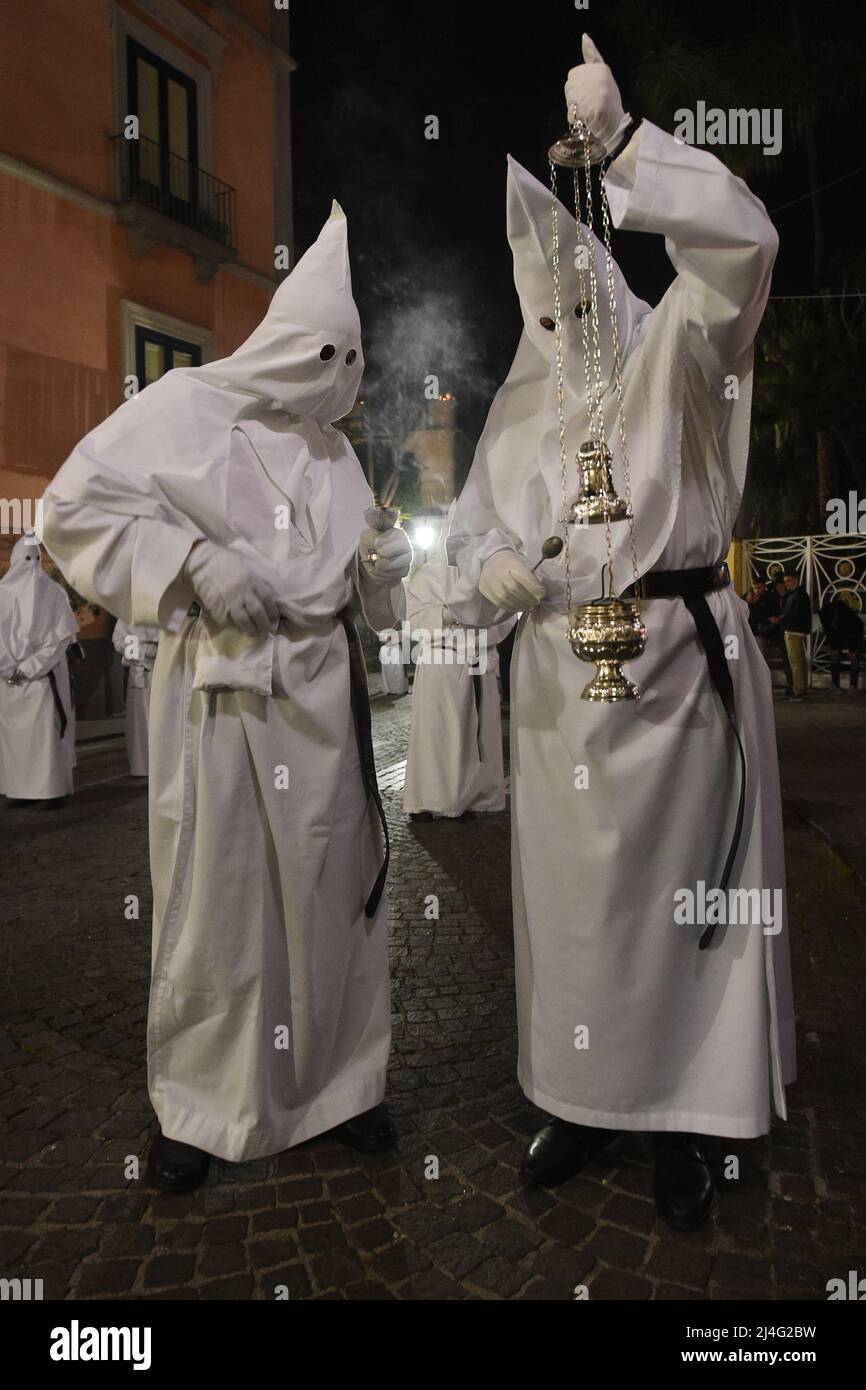 Sorrento, Italia. 14th Apr 2022. I Penitenti Hooded dell'Arciconfraternita di Santa Monica trasportano croci e torce mentre prendono parte alla processione del Venerdì Santo lungo le strade di Sorrento Sud Italia. I credenti cristiani di tutto il mondo segnano la settimana Santa di Pasqua in celebrazione della crocifissione e della risurrezione di Gesù Cristo. Sorrento il 15 aprile 2022 a Napoli. Credit: Franco Romano/Alamy Live News Foto Stock