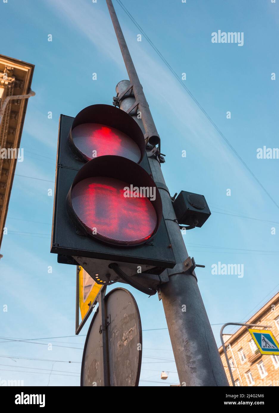 I semafori per i pedoni con timer mostrano il segnale di stop rosso, foto in primo piano verticale Foto Stock