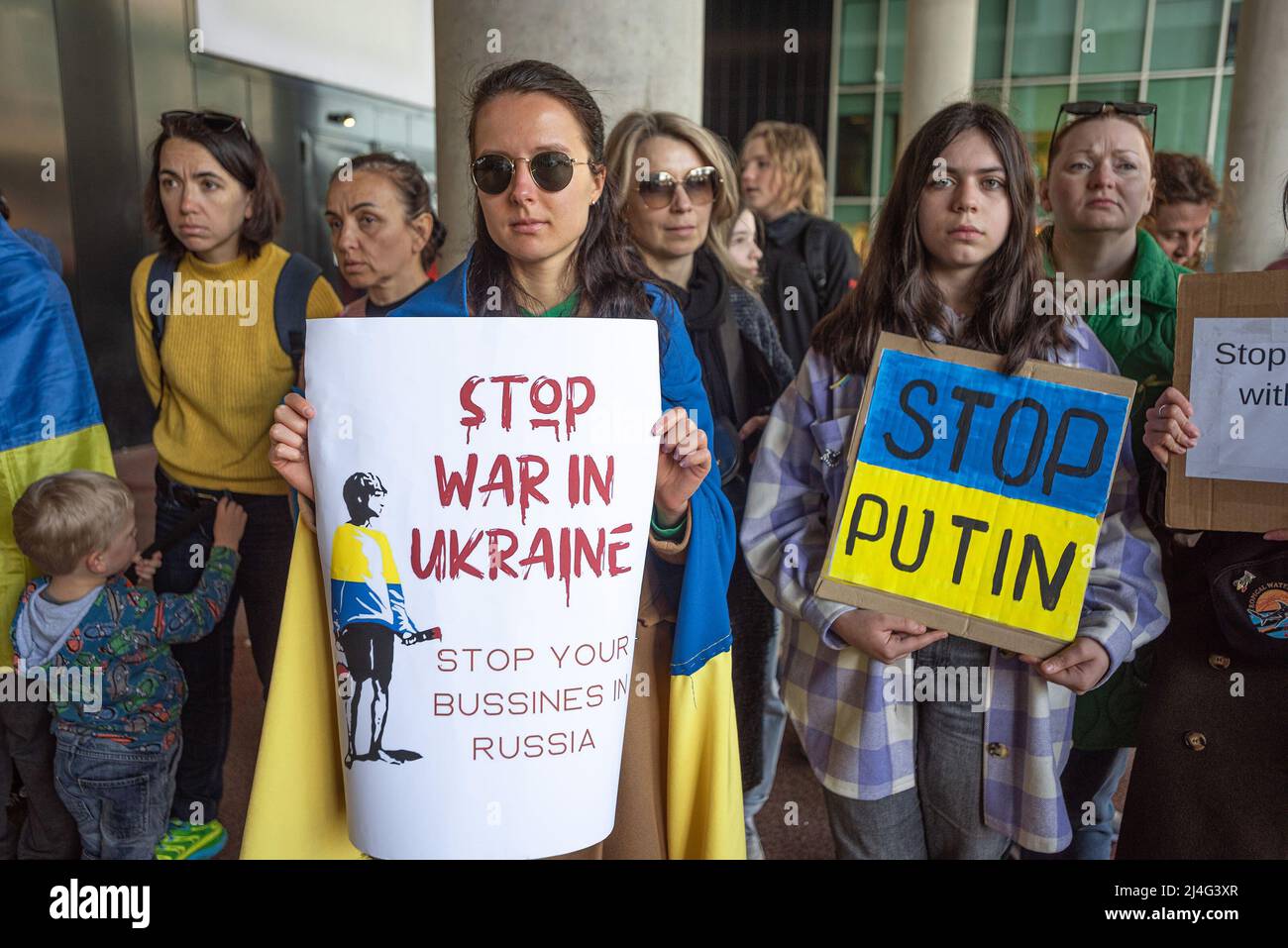 Durante la manifestazione i manifestanti tengono cartelloni che esprimono le loro opinioni al di fuori del Ministero degli Affari Esteri. Giorno 50 dell'invasione russa dell'ucraino e dei presidenti Alexander Lukashenko, questione urgente, come ha comunicato stamattina con i leader europei: I paesi che continuano a pagare per il petrolio russo, da cui la Russia fa miliardi ogni settimana. I compratori erano 'guadagnando i loro soldi fuori del sangue della gente ', ha detto. Circa quaranta più manifestanti, tra cui bambini e rifugiati ucraini, si sono riuniti questo pomeriggio fuori dai Ministeri degli Affari Esteri, indossando il giallo nazionale e. Foto Stock