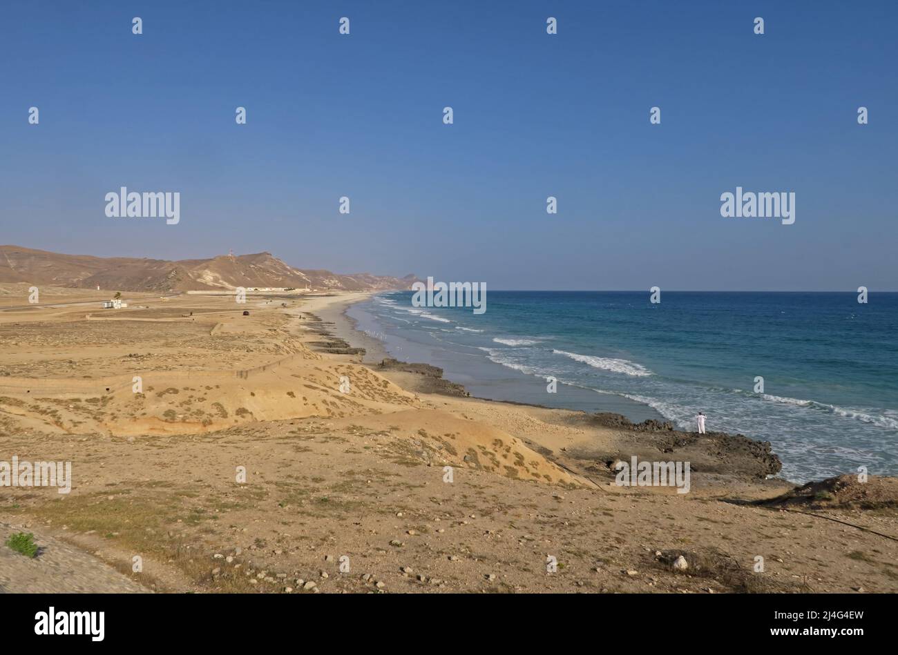 Vista lungo la costa del deserto a sud dell'Oman Dicembre Foto Stock