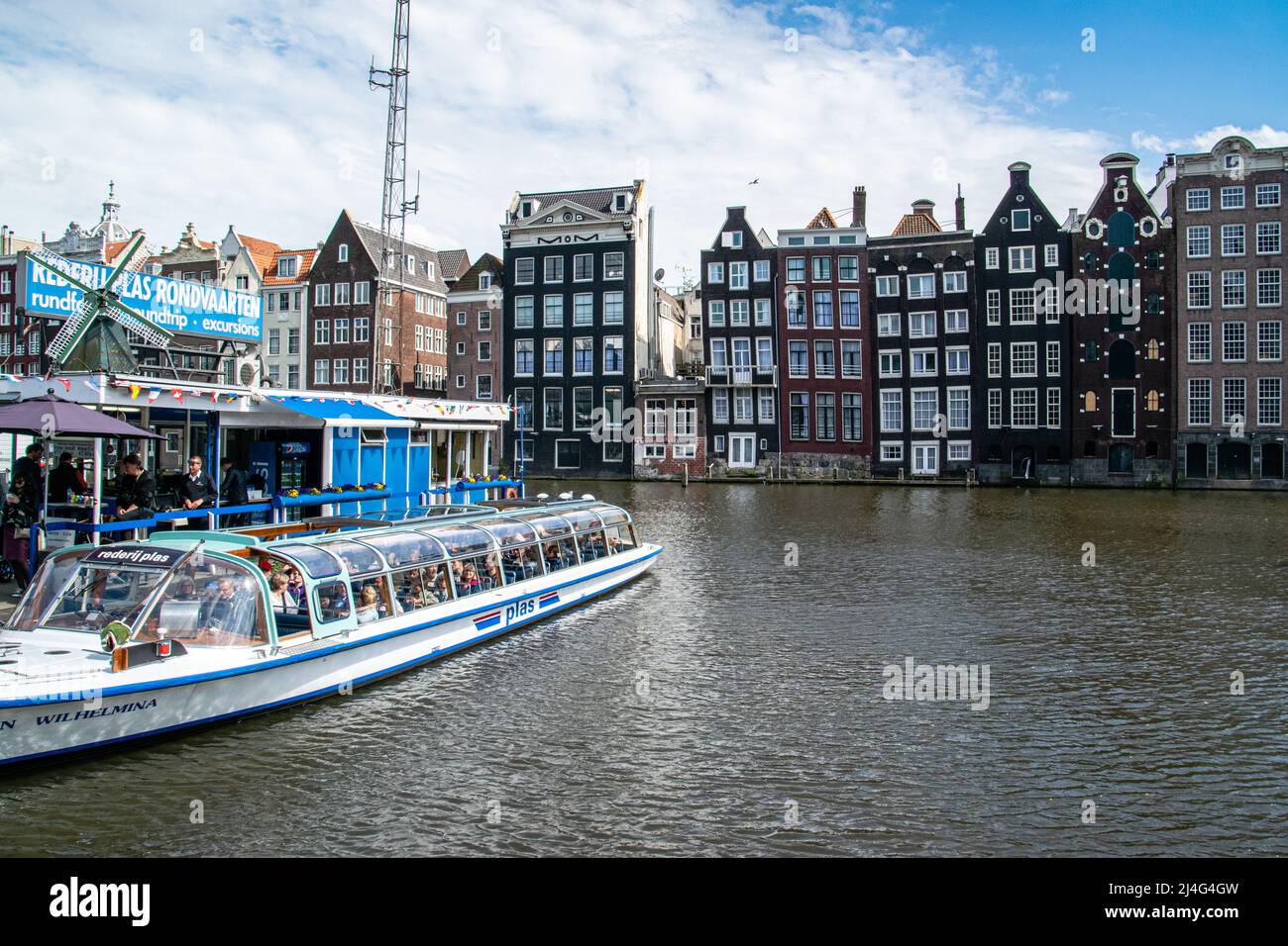 Paesaggio urbano di Amsterdam, vista di uno dei canali con barche e turisti in una giornata di sole. Foto Stock