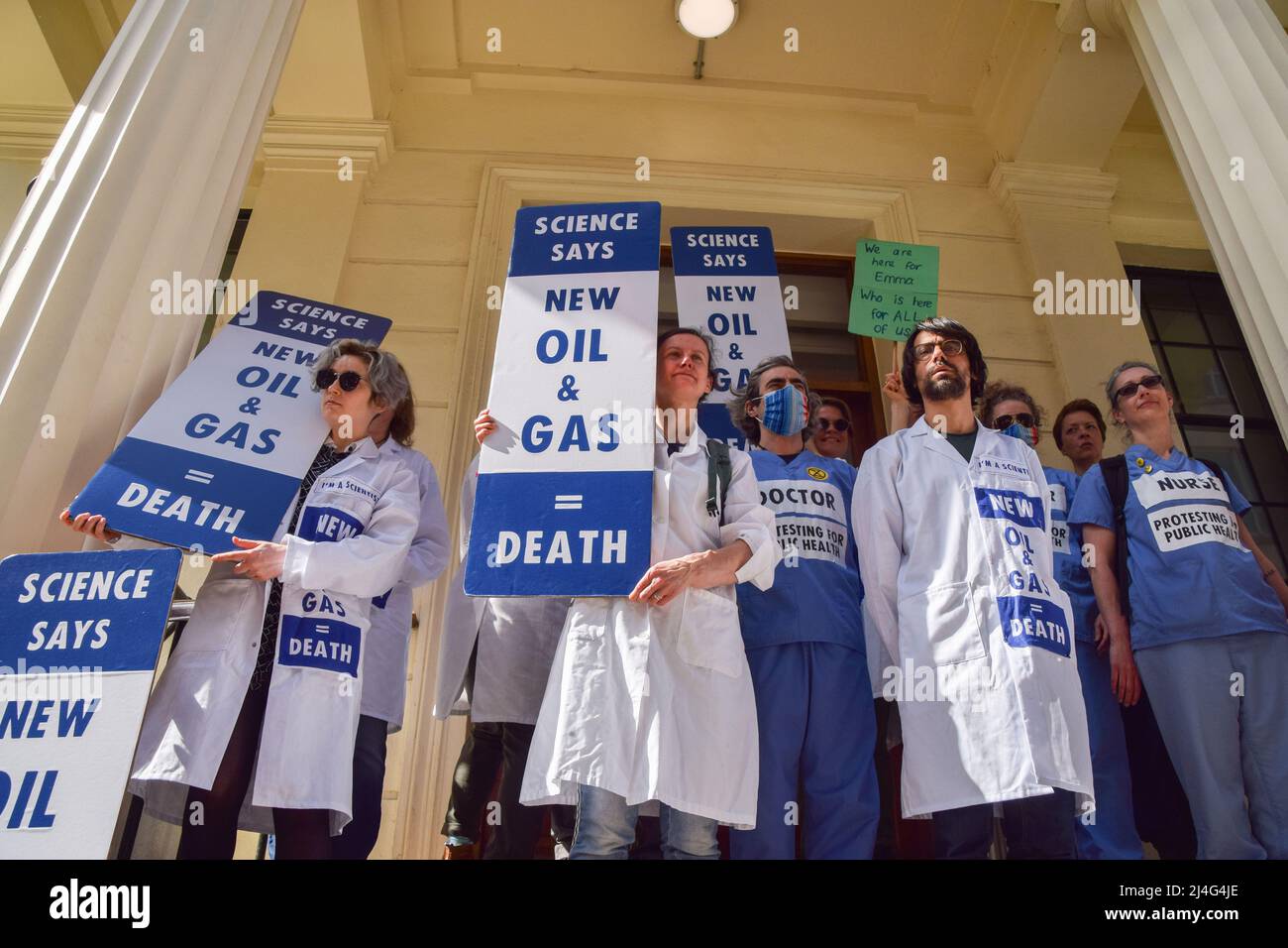 Londra, Regno Unito, 15th aprile 2022. Gli scienziati hanno organizzato una protesta al di fuori della stazione di polizia di Charing Cross in solidarietà con l'attivista e scienziato Emma Smart, arrestato due giorni fa per essere stato incollato all'edificio del governo BEIS nell'ambito delle azioni climatiche della ribellione dell'estinzione, ed è attualmente in sciopero della fame nella sua cella. Credit: Vuk Valcic/Alamy Live News Foto Stock