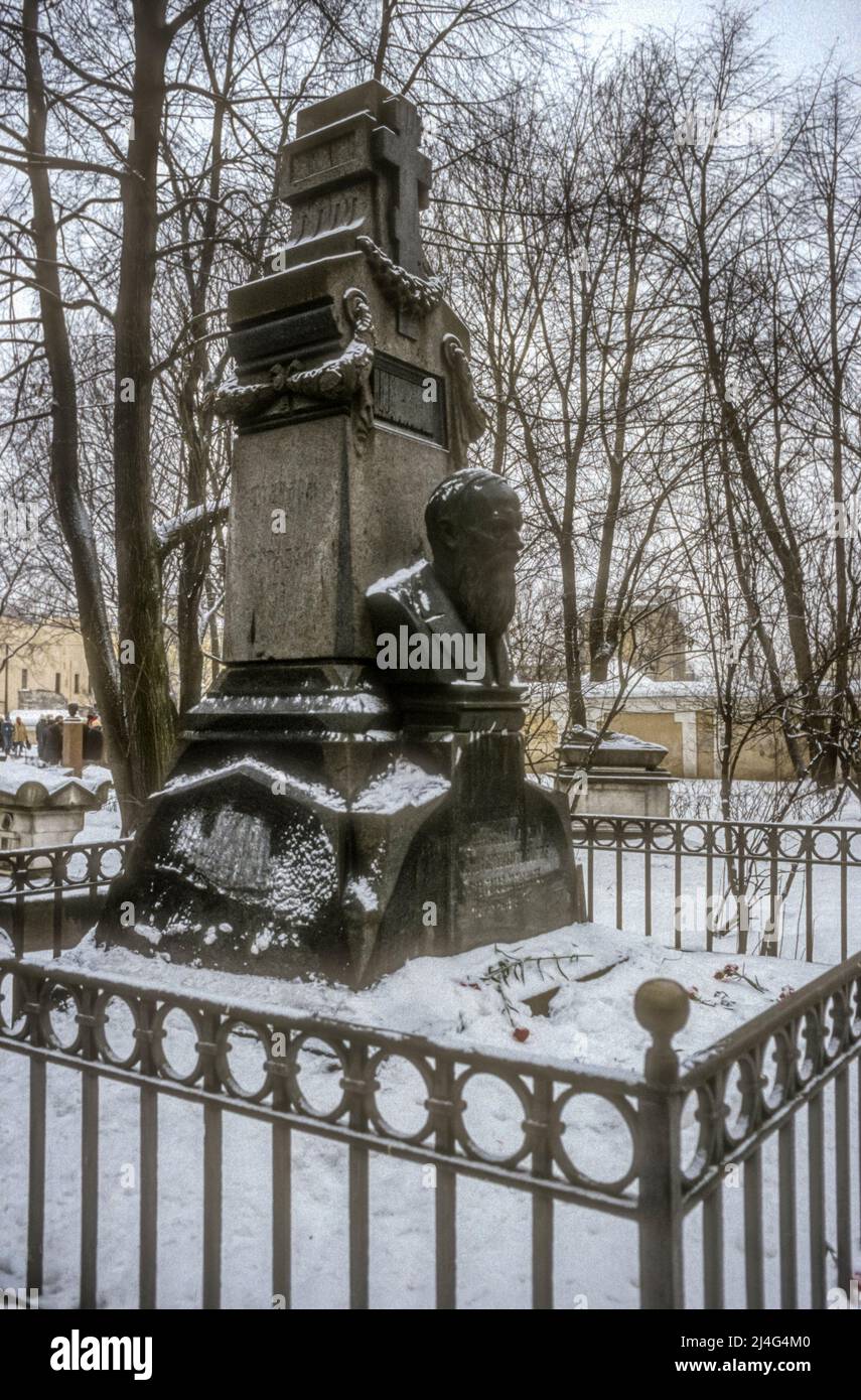La tomba dell'autore Fyodor Dostoyevsky nel cimitero di Tikhvin al monastero Alexander Nevsky di San Pietroburgo. Fotografato nella neve durante l'inverno. Foto Stock