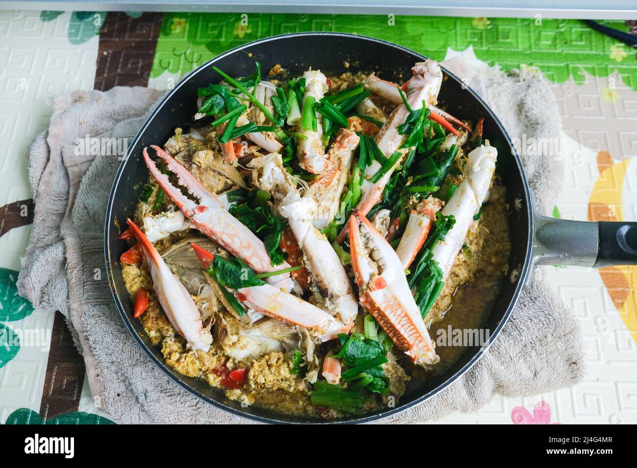 Mescolare il granchio di curry fritto in una padella Foto Stock