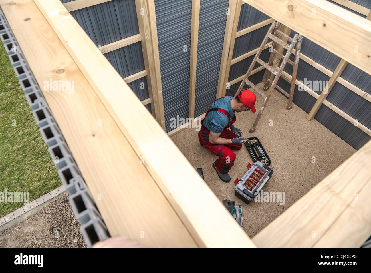 Telaio di scheletro di legno e pareti composite Deposito di giardino costruzione di shed da caucasian Professional Shed Builder. Deposito di attrezzi di giardino del cortile. Foto Stock