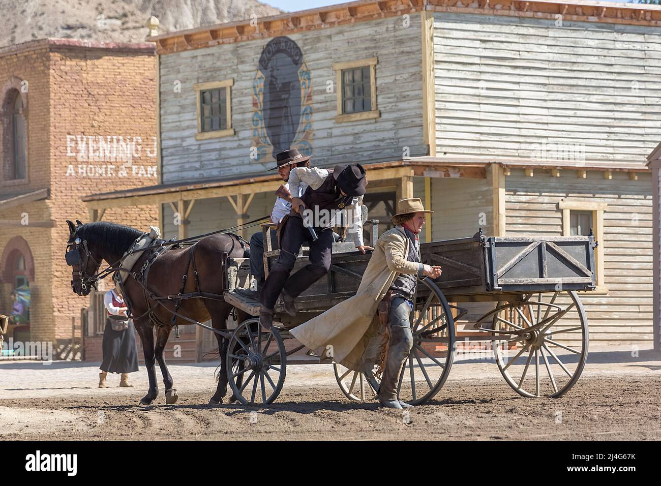 Alméria Spagna - 09 15 2021: Spettacolo dal vivo di scene di cowboy, con 3 cowboy in carro, su Oasys - Mini Hollywood, spagnolo Western parco a tema, noi Foto Stock