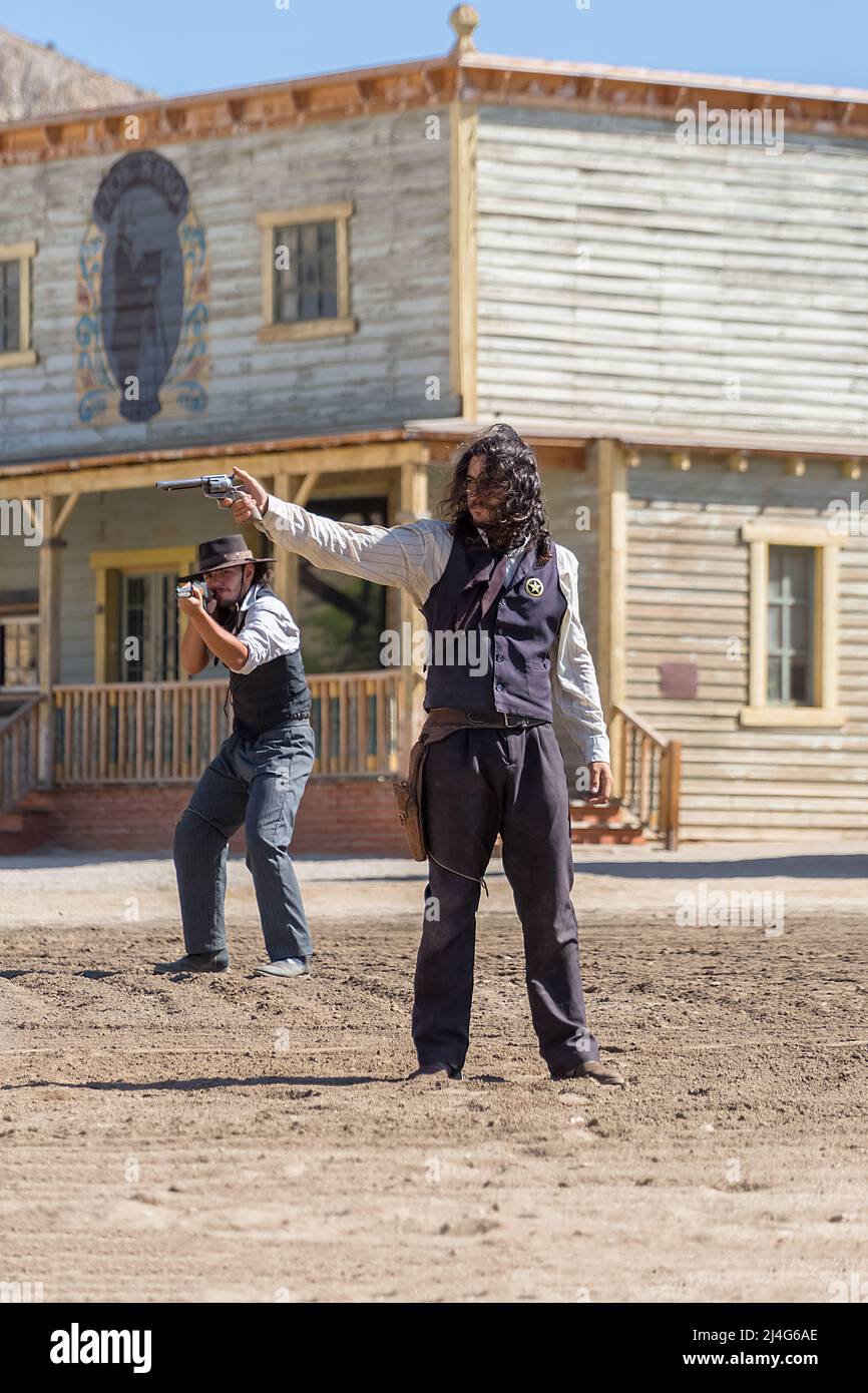 Alméria Spain - 09 15 2021: Live performance view of cowboy Scenes, with 2 cowboy shooting with pistole, on Oasys - Mini Hollywood, Spanish Western Tem Foto Stock