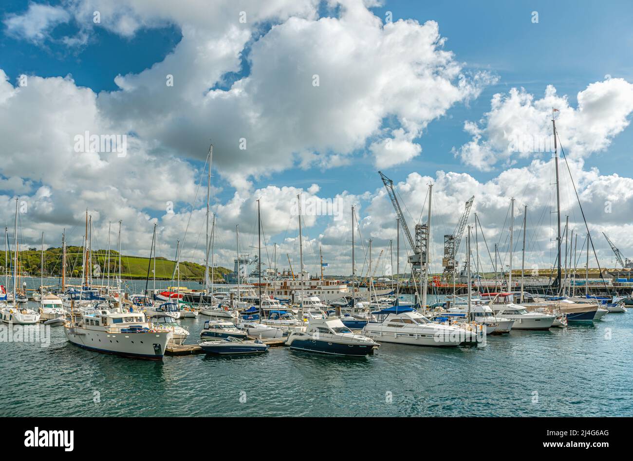 Nave a vela presso il porto turistico di Falmouth, Cornovaglia, Inghilterra, Regno Unito Foto Stock