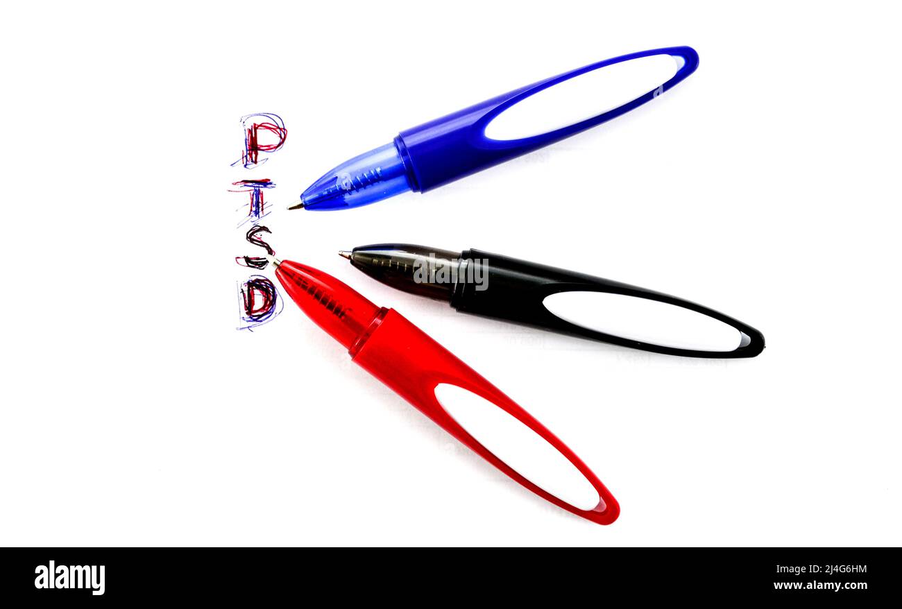 testo ptsd e tre penne su sfondo bianco, immagine di un Foto Stock