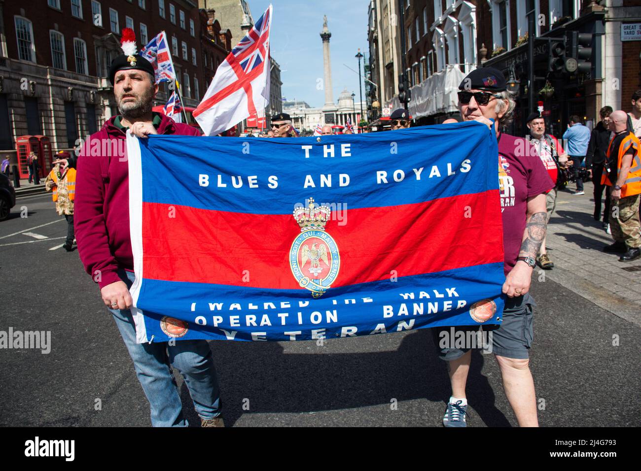 Downing Street, Londra, Regno Unito. 15 aprile 2022. I veterani arrabbiati marciano per sostenere i soldati Dalla A alla Z chiedono giustizia per i veterani dell'Irlanda del Nord. Quando il governo britannico ha lasciato liberi i terroristi! In seguito all'accordo del Venerdì Santo del 1998, Whitehall aveva una pace incerta. La marcia richiesta fermare il processo, i soldati andare in guerra per proteggervi. Credit: Picture Capital/Alamy Live News Foto Stock