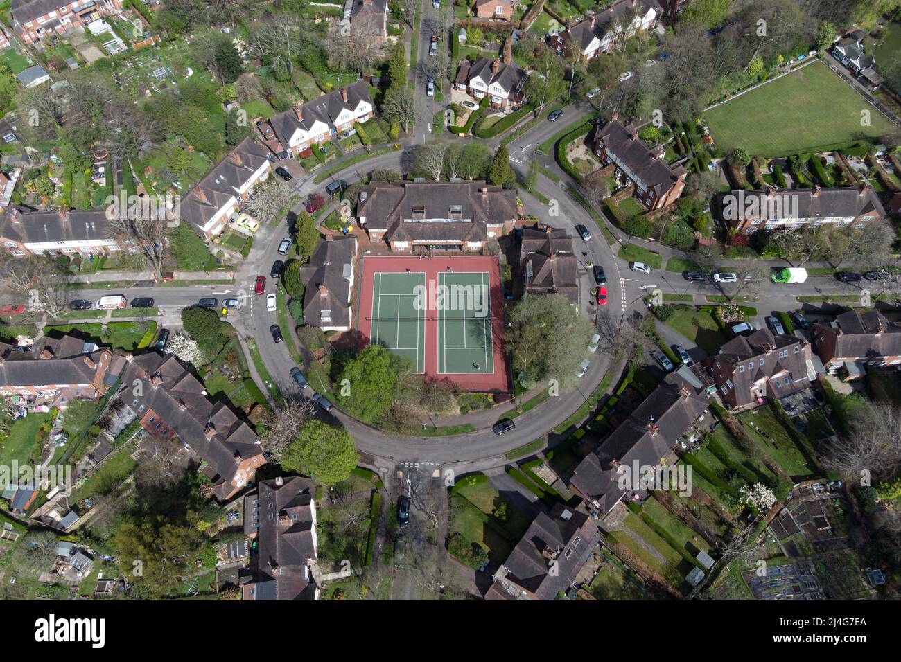 Harborne, Birmingham, Inghilterra, 15 aprile 2022. I tennisti del Moor Pool Tennis Club hanno apprezzato il caldo tempo solare delle festività natalizie mentre giocavano al campo che si trova al centro di una rotonda nel verdeggiante sobborgo di Harborne, Birmingham, il venerdì Santo. Credito: Interrompi stampa Media/Alamy Live News Foto Stock