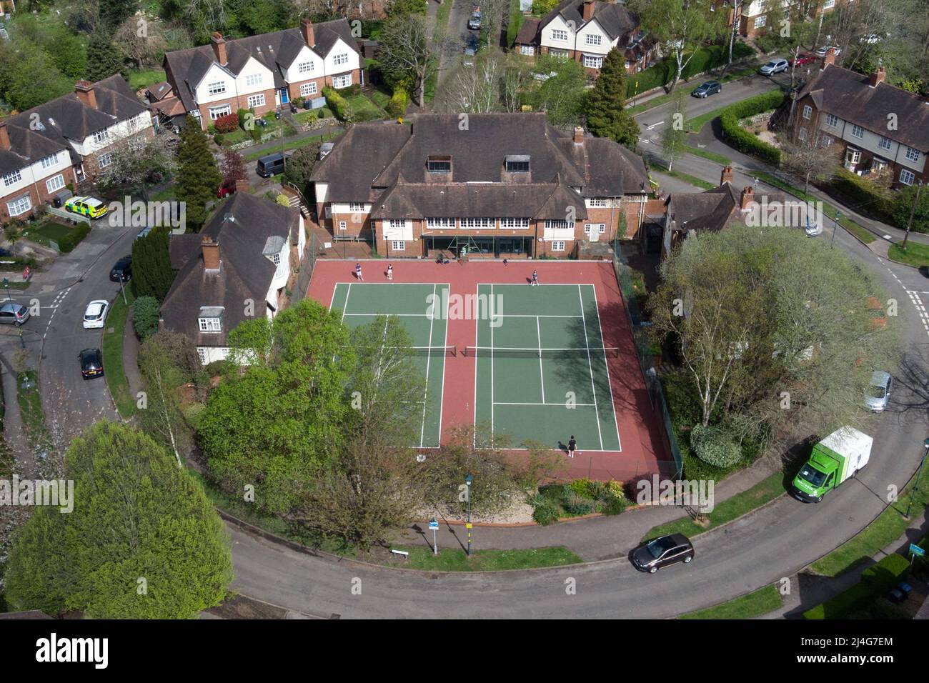 Harborne, Birmingham, Inghilterra, 15 aprile 2022. I tennisti del Moor Pool Tennis Club hanno apprezzato il caldo tempo solare delle festività natalizie mentre giocavano al campo che si trova al centro di una rotonda nel verdeggiante sobborgo di Harborne, Birmingham, il venerdì Santo. Credito: Interrompi stampa Media/Alamy Live News Foto Stock