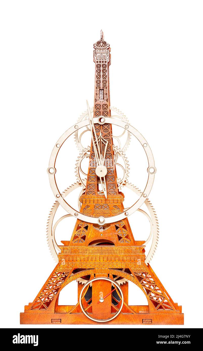 Squisito orologio a parete in legno fatto a mano con ingranaggi in legno e un quadrante senza numeri. Isolato su sfondo bianco. Foto Stock