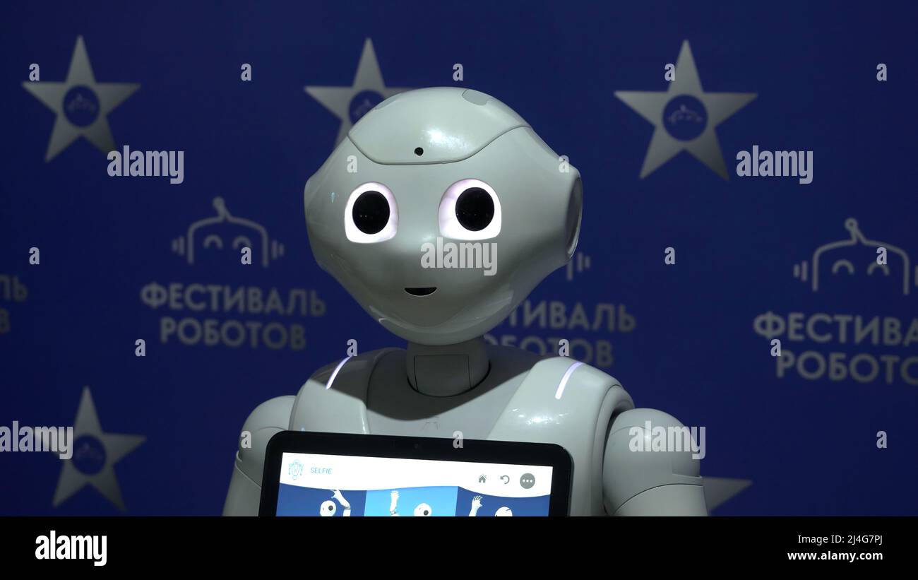 Mosca - Russia, 01.30.2022: Primo piano di un nuovo robot tecnologico con un tablet sul petto. HDR. Mostra tecnologica con un robot moden. Foto Stock