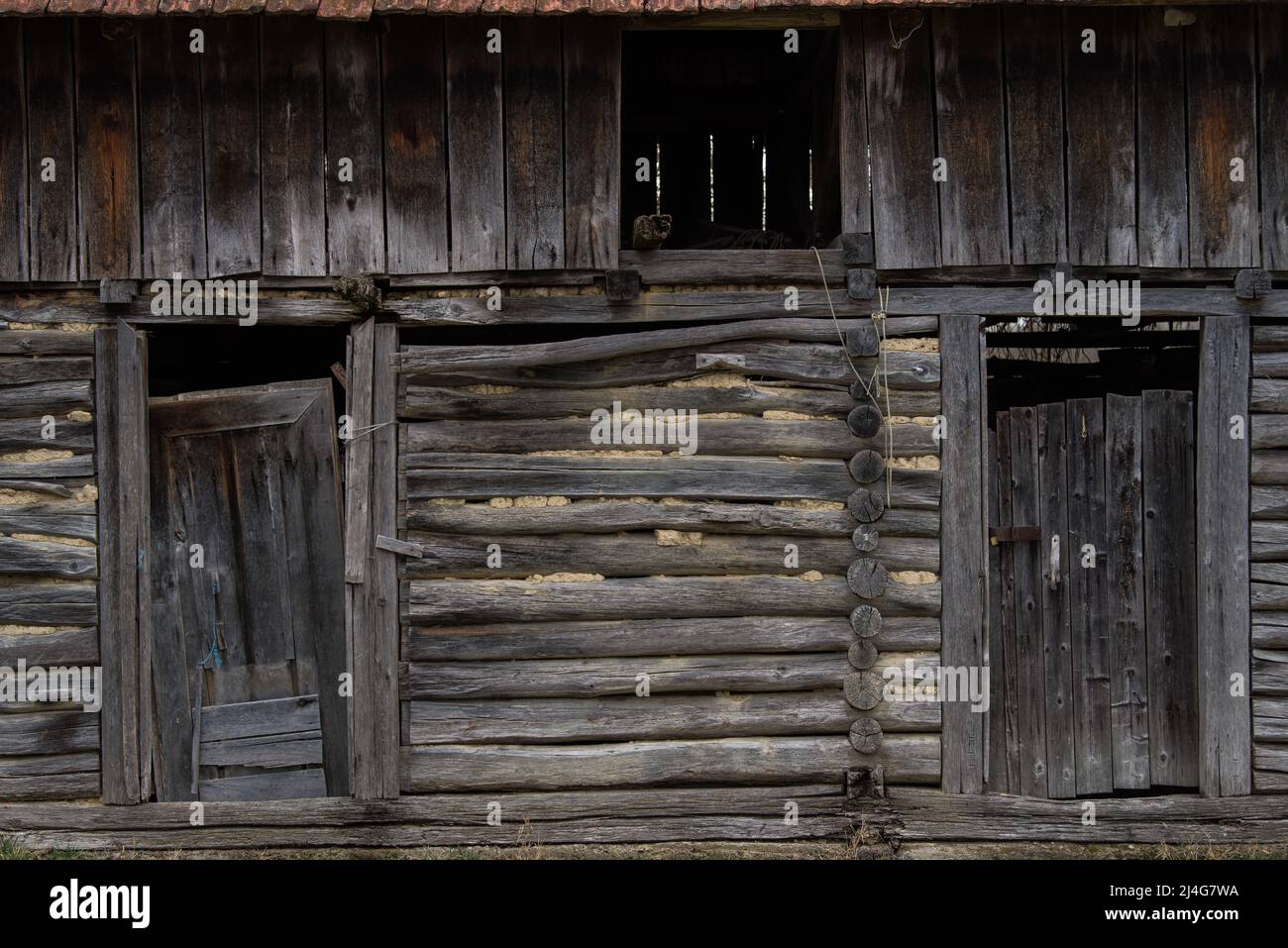 Vecchie porte rustiche in legno sulle pareti della casa rurale. Foto Stock