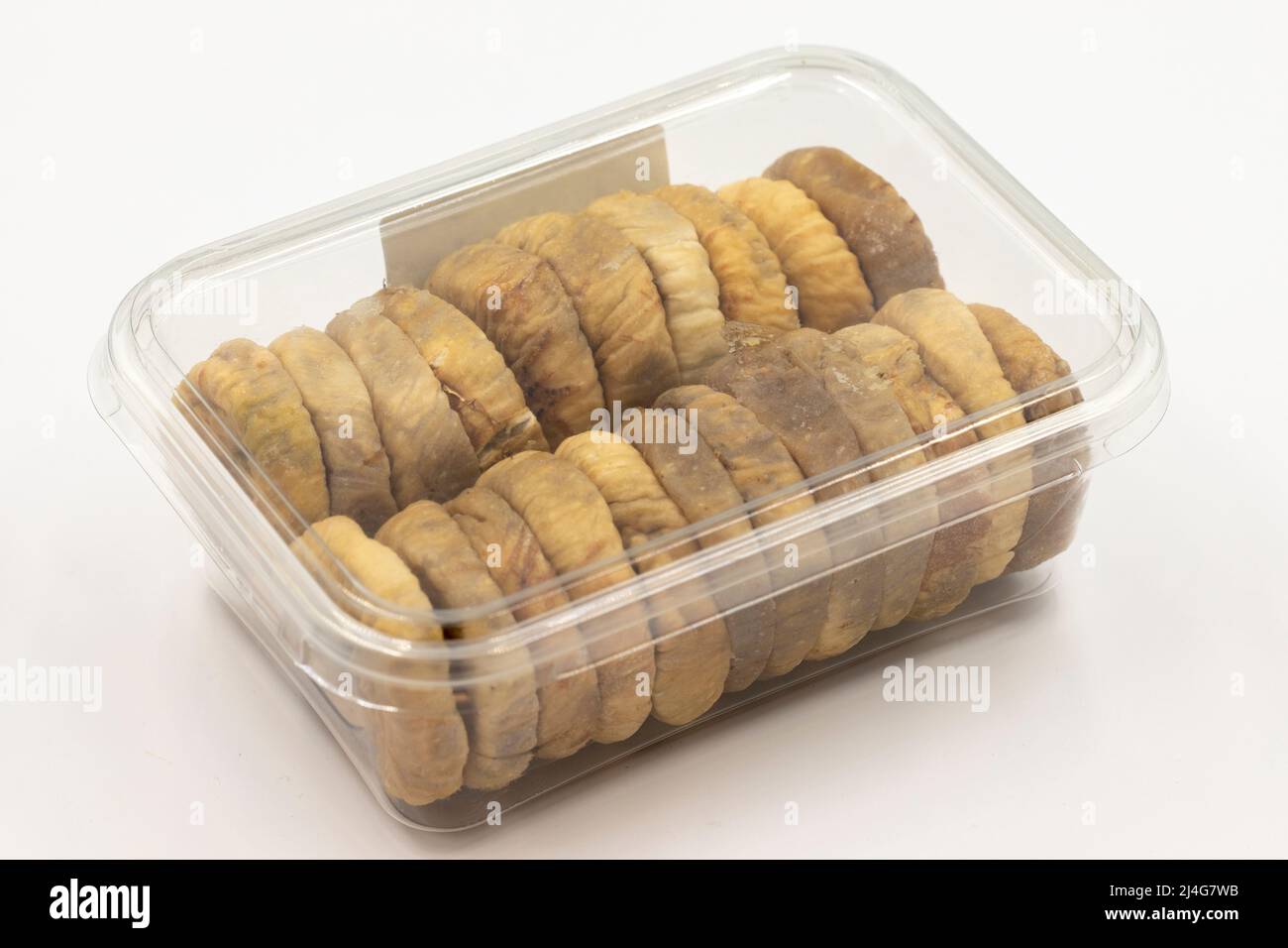 Fichi secchi impaccati su sfondo bianco. Fichi secchi confezionati in vendita presso la bancarella del mercato. Primo piano Foto Stock