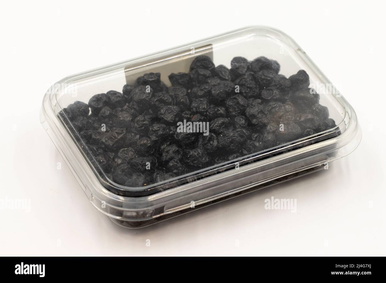 Mirtilli secchi confezionati su sfondo bianco. Mirtilli confezionati per la vendita al mercato stalla. Primo piano Foto Stock