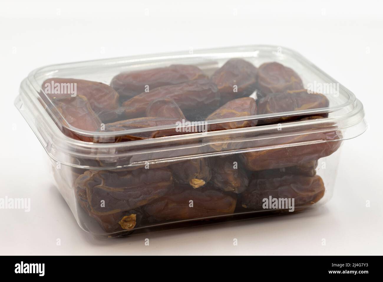 Frutta di data confezionata su sfondo bianco. Confezionato frutta di data o Medjoul per la vendita al mercato stalla. Primo piano Foto Stock