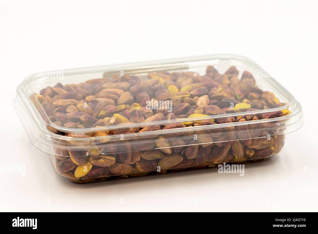 Pistacchi impaccati su sfondo bianco. Pistacchi confezionati per la vendita al banco del mercato. Primo piano Foto Stock