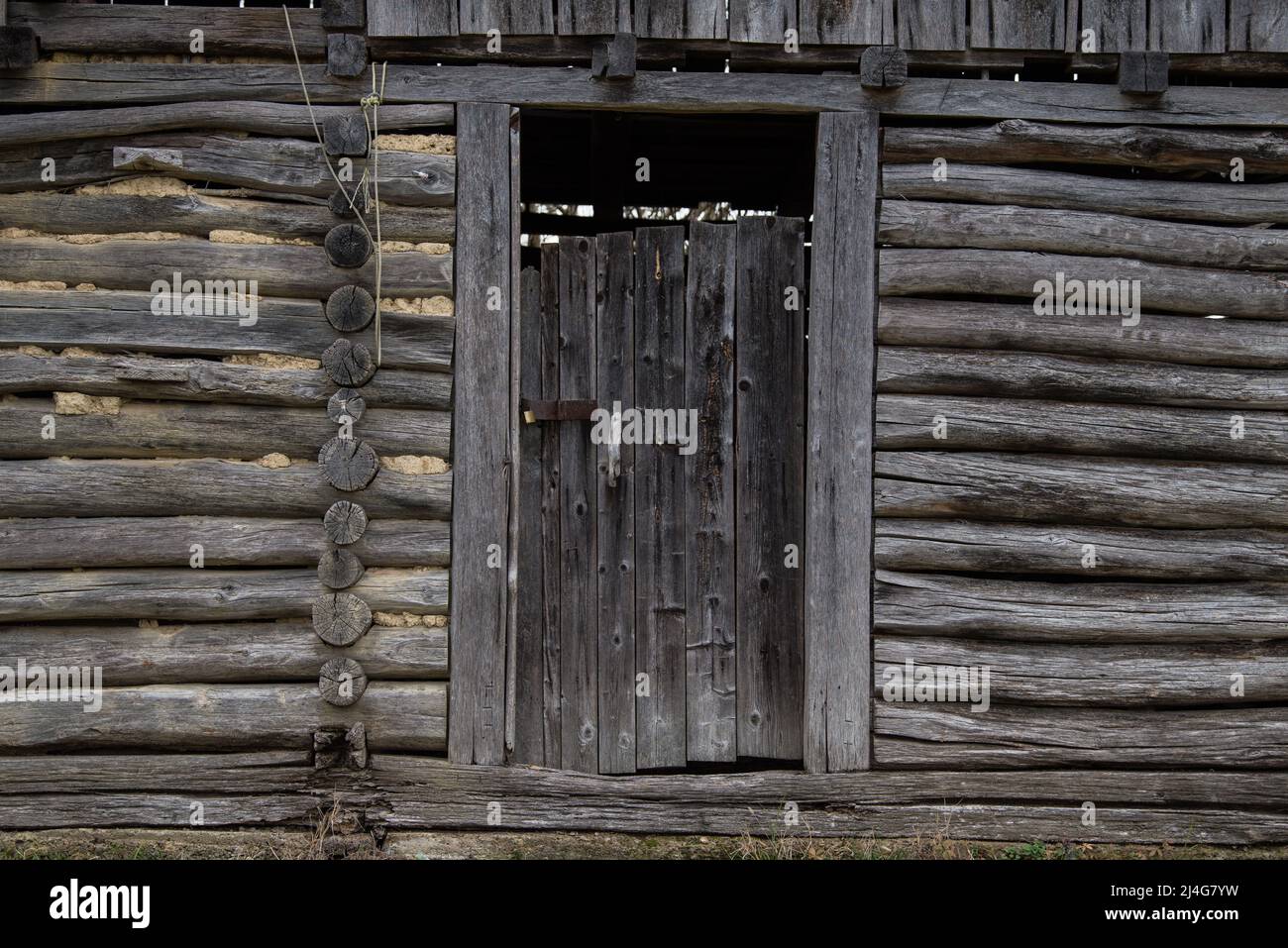 Vecchie porte rustiche in legno sulle pareti della casa rurale. Foto Stock