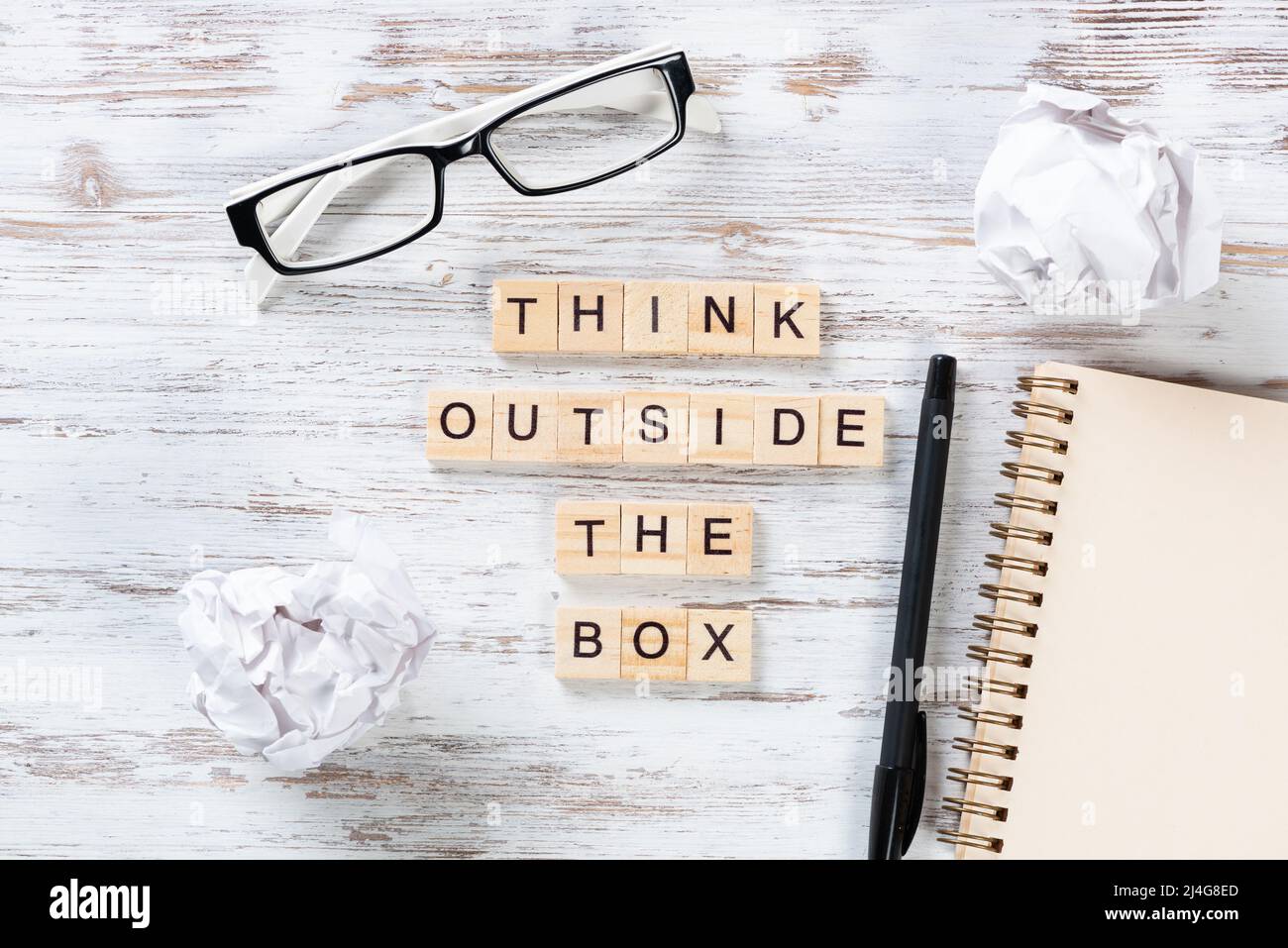 Pensare al di fuori della casella preventivo con lettere Foto Stock