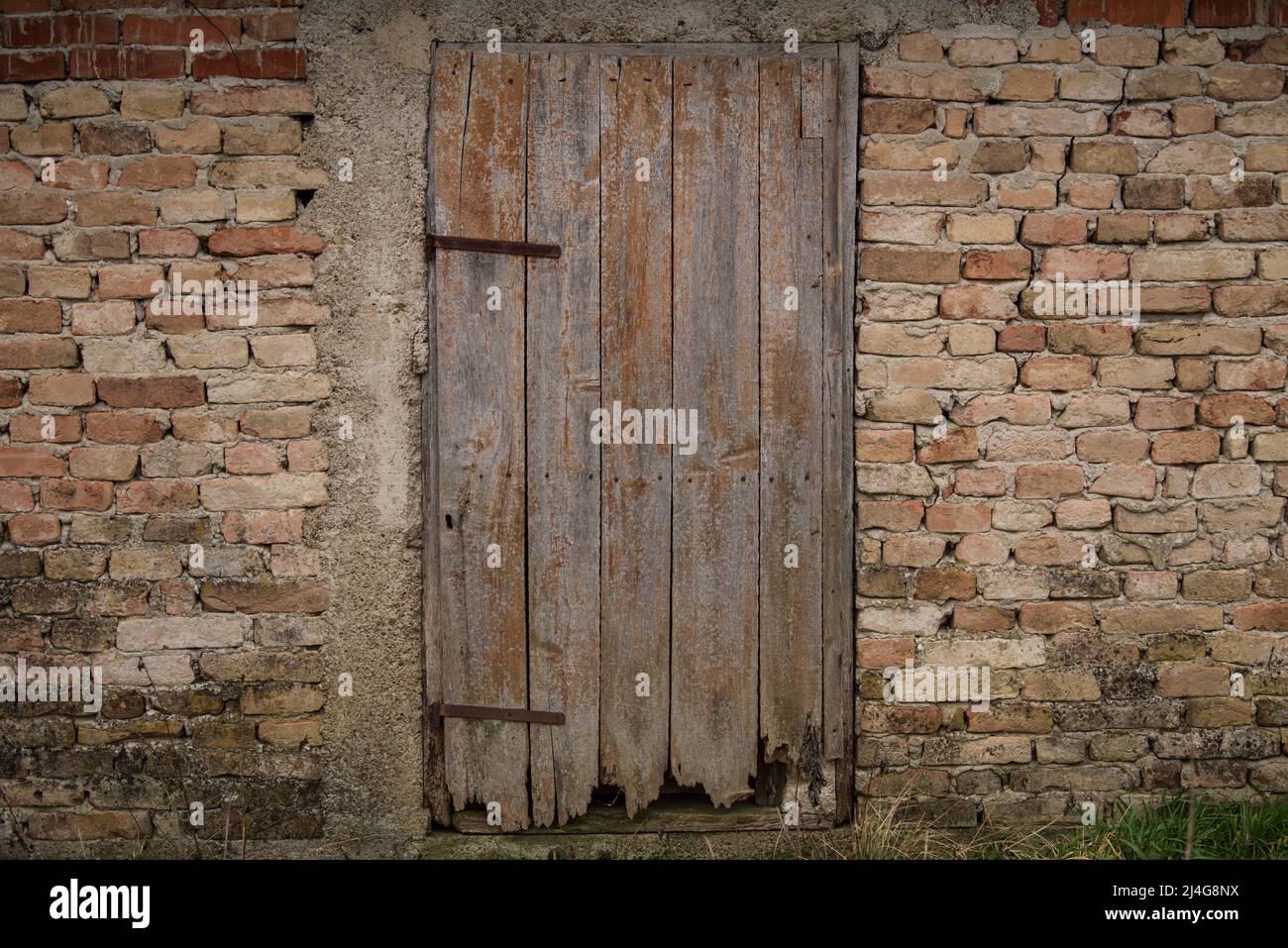 Vecchie porte rustiche in legno sulle pareti della casa rurale. Foto Stock