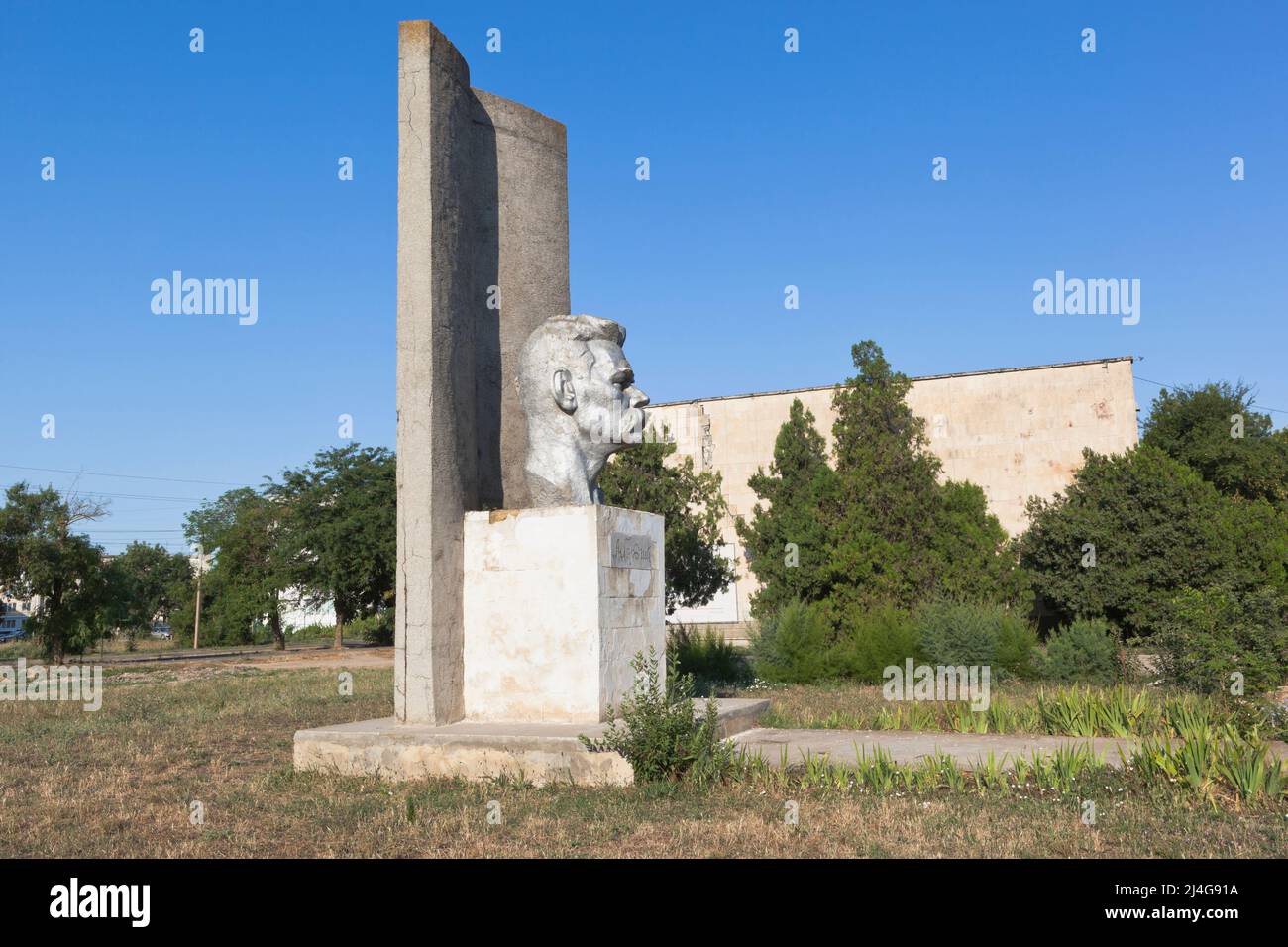 Uyutnoye, distretto di Saksky, Evpatoria, Crimea, Russia - 24 luglio 2021: Monumento a Maxim Gorky nel villaggio di Uyutnoye, distretto di Saksky, Crimea Foto Stock