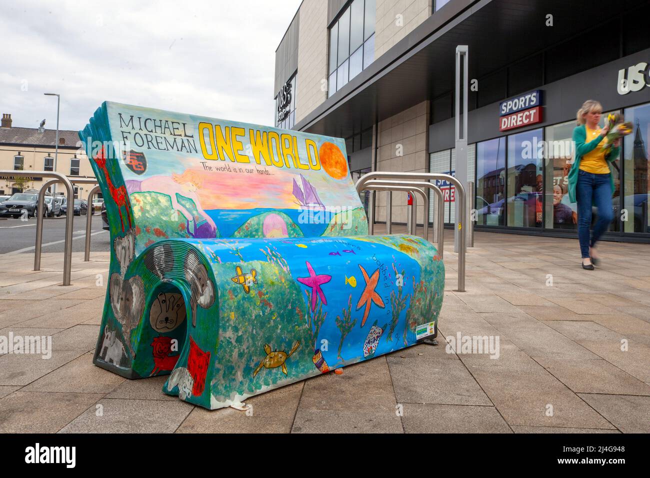 Chorley Town Center, Michael Foreman 'One World' Book Bench Trail; 'What's Your Story, Chorley?' Foto Stock