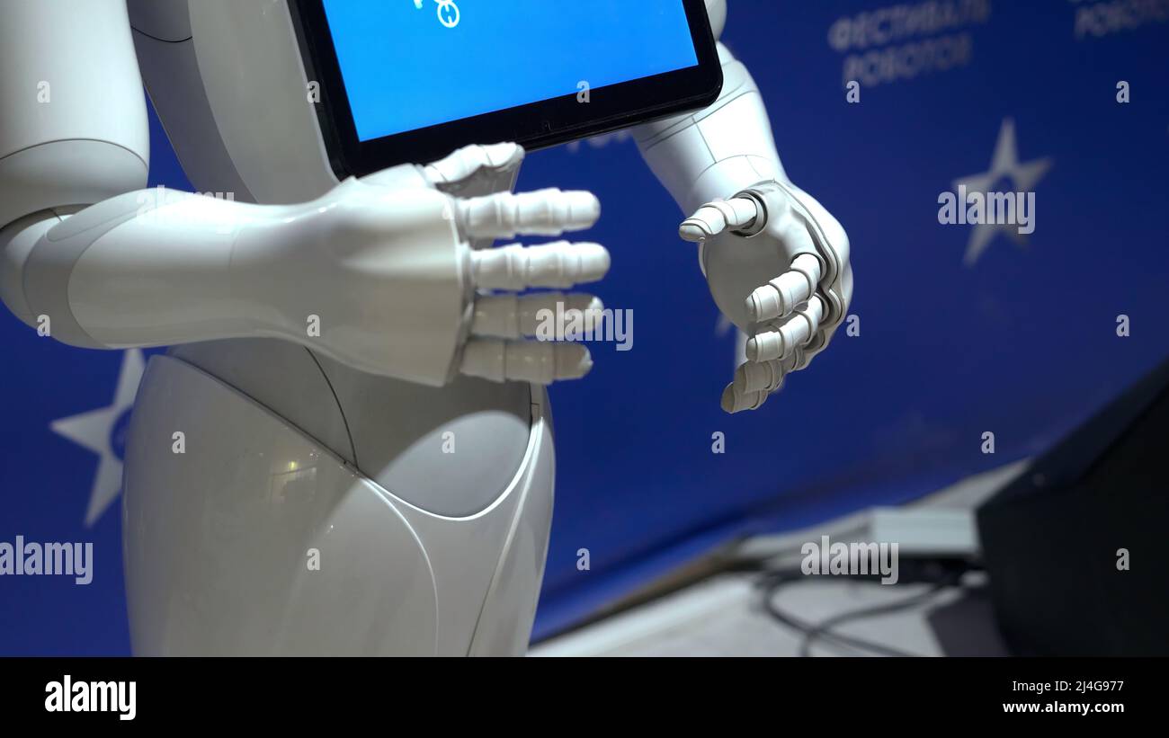 Mosca - Russia, 01.30.2022: Primo piano di un nuovo robot tecnologico con un tablet sul petto. HDR. Mostra tecnologica con un robot moden. Foto Stock