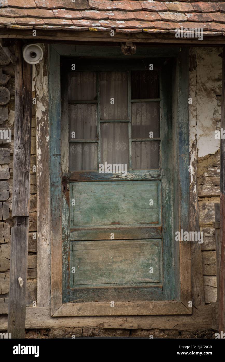 Vecchie porte rustiche in legno sulle pareti della casa rurale. Foto Stock