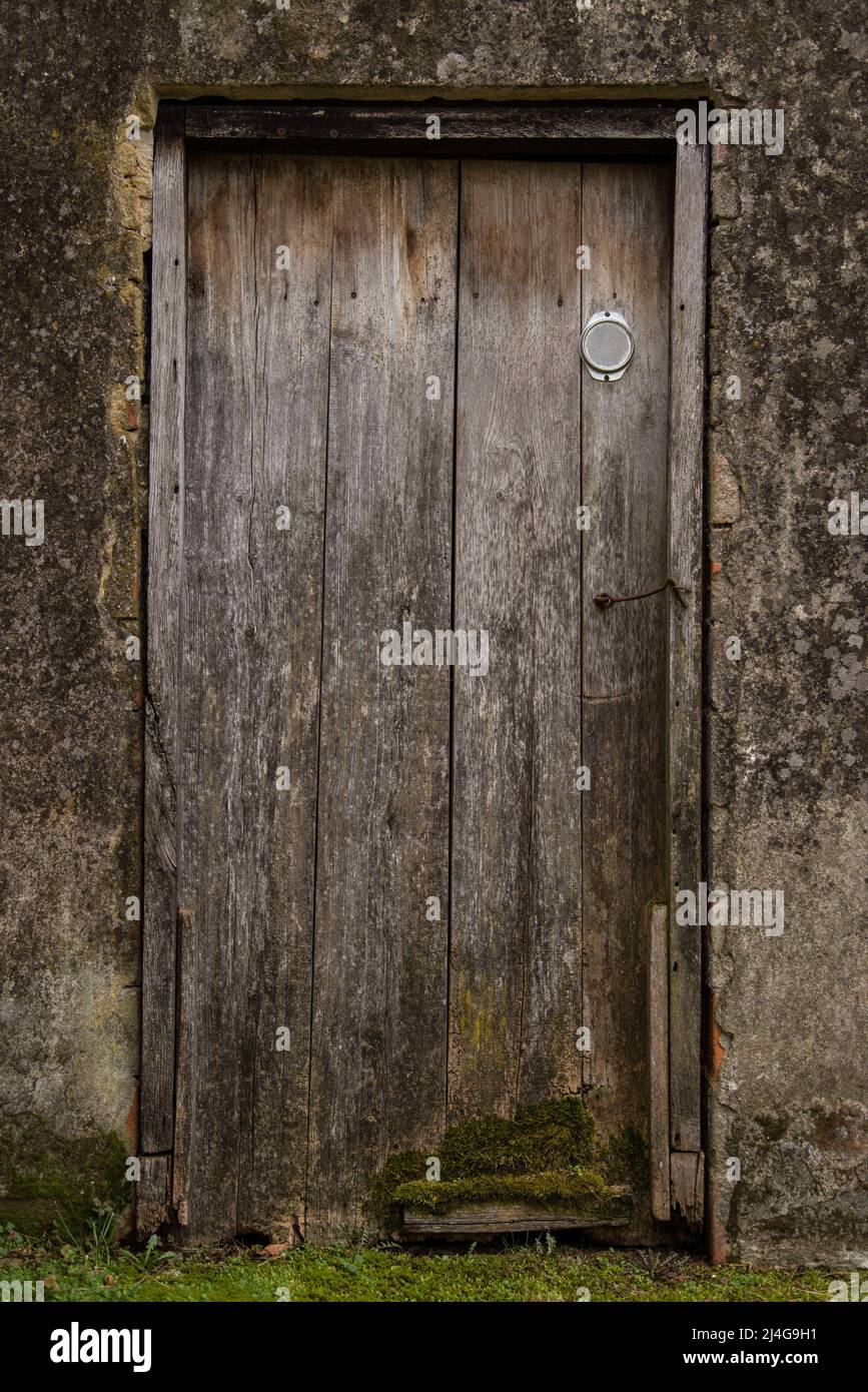 Vecchie porte rustiche in legno sulle pareti della casa rurale. Foto Stock