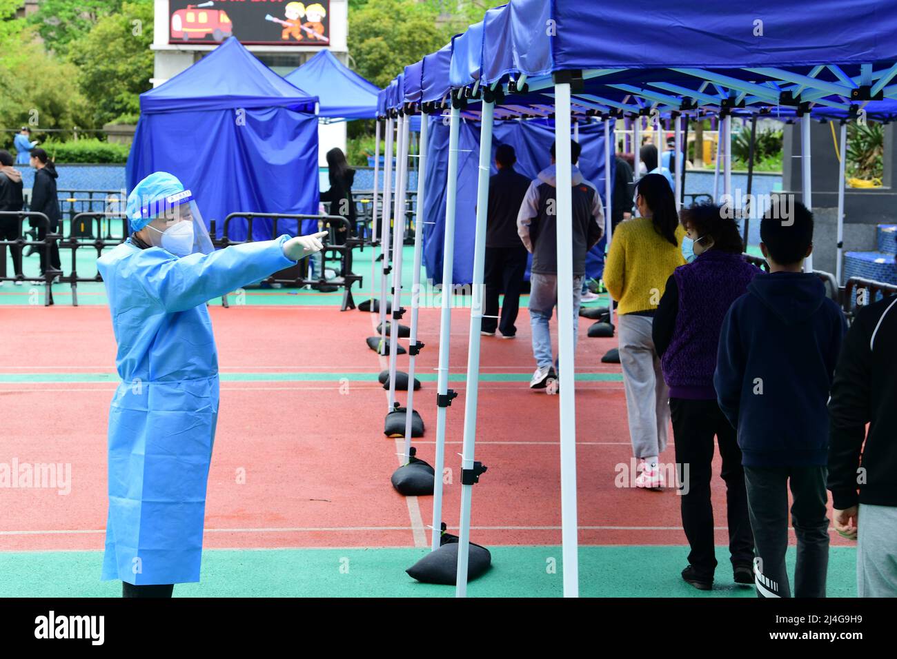 SUZHOU, CINA - 15 APRILE 2022 - i cittadini si accodano per l'analisi degli acidi nucleici in un sito di campionamento degli acidi nucleici nella città di Taicang di Suzhou, Ji della Cina orientale Foto Stock